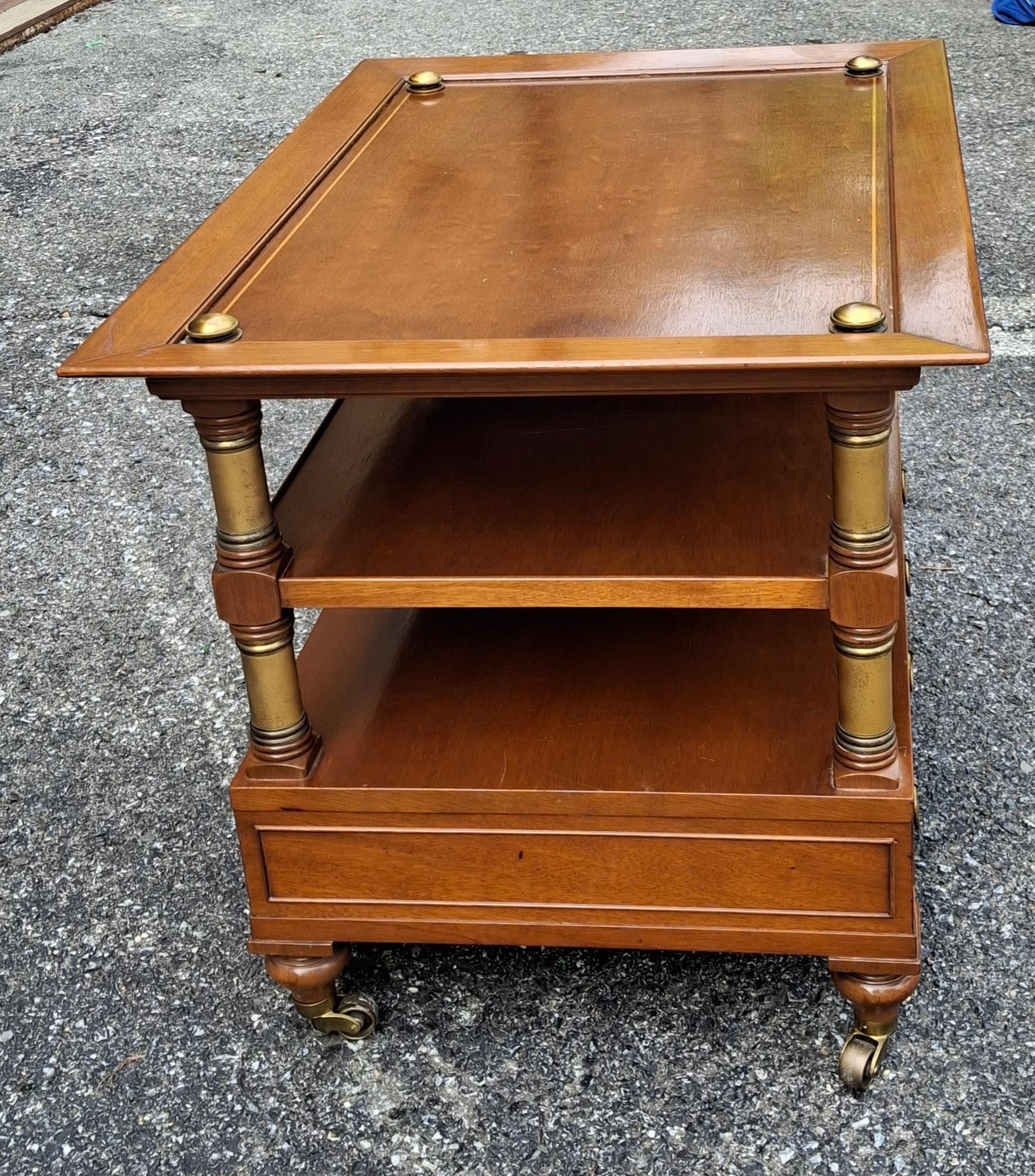 Mesa auxiliar con ruedas de caoba y latón de estilo clásico en venta 1
