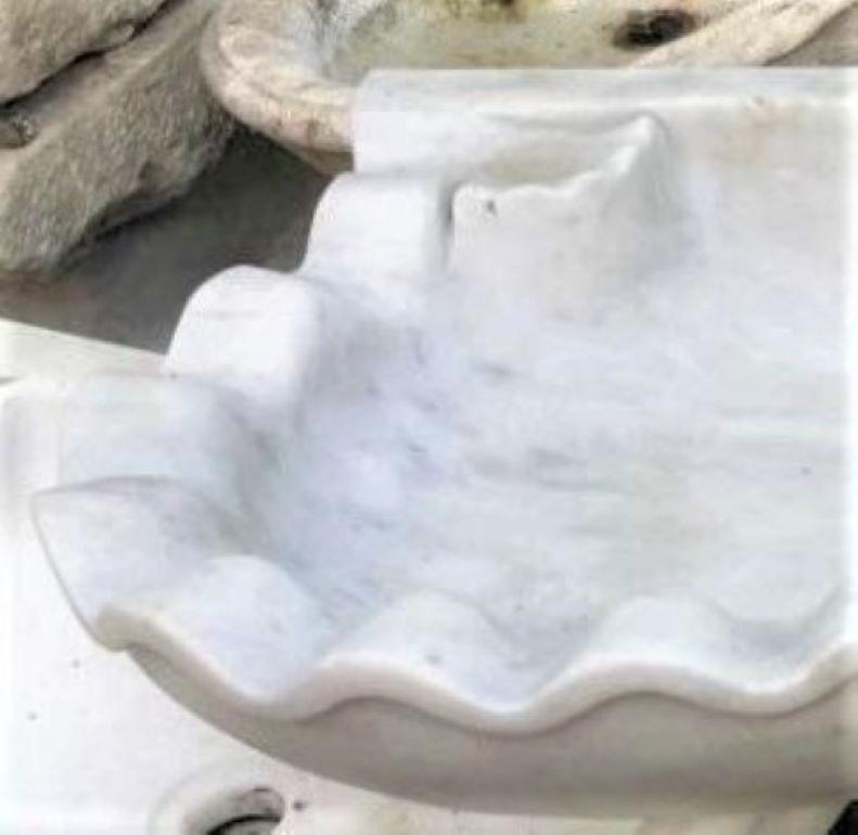 Marmorwaschbecke im klassischen Stil (Carrara-Marmor) im Angebot