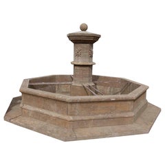 Achteckiger Monumentalbrunnen im klassischen Stil aus behauenem Stein mit Pool