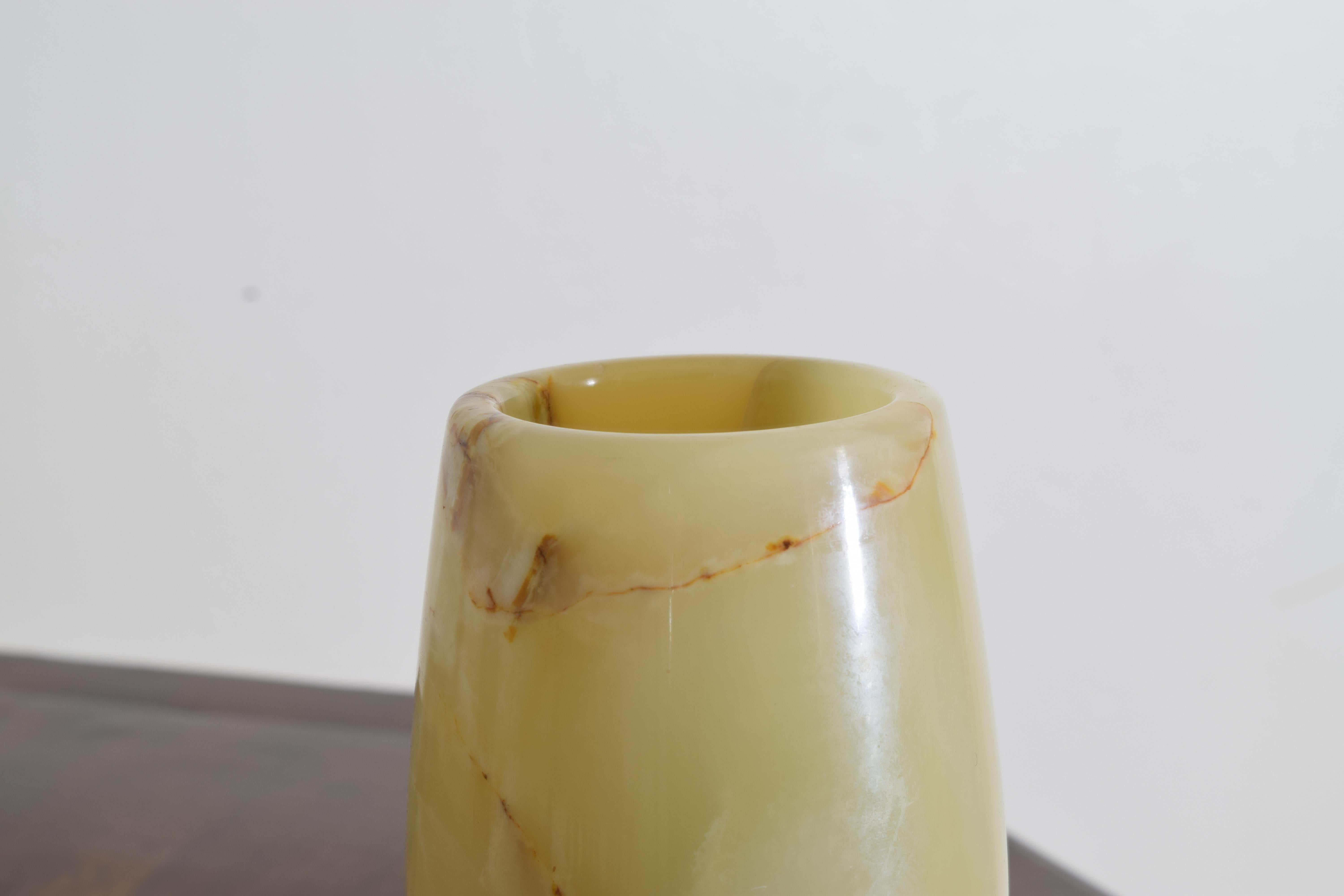 Neoklassizistische Vase aus Onyx im Goblet-Stil, Mitte des 20. Jahrhunderts (Handgeschnitzt) im Angebot