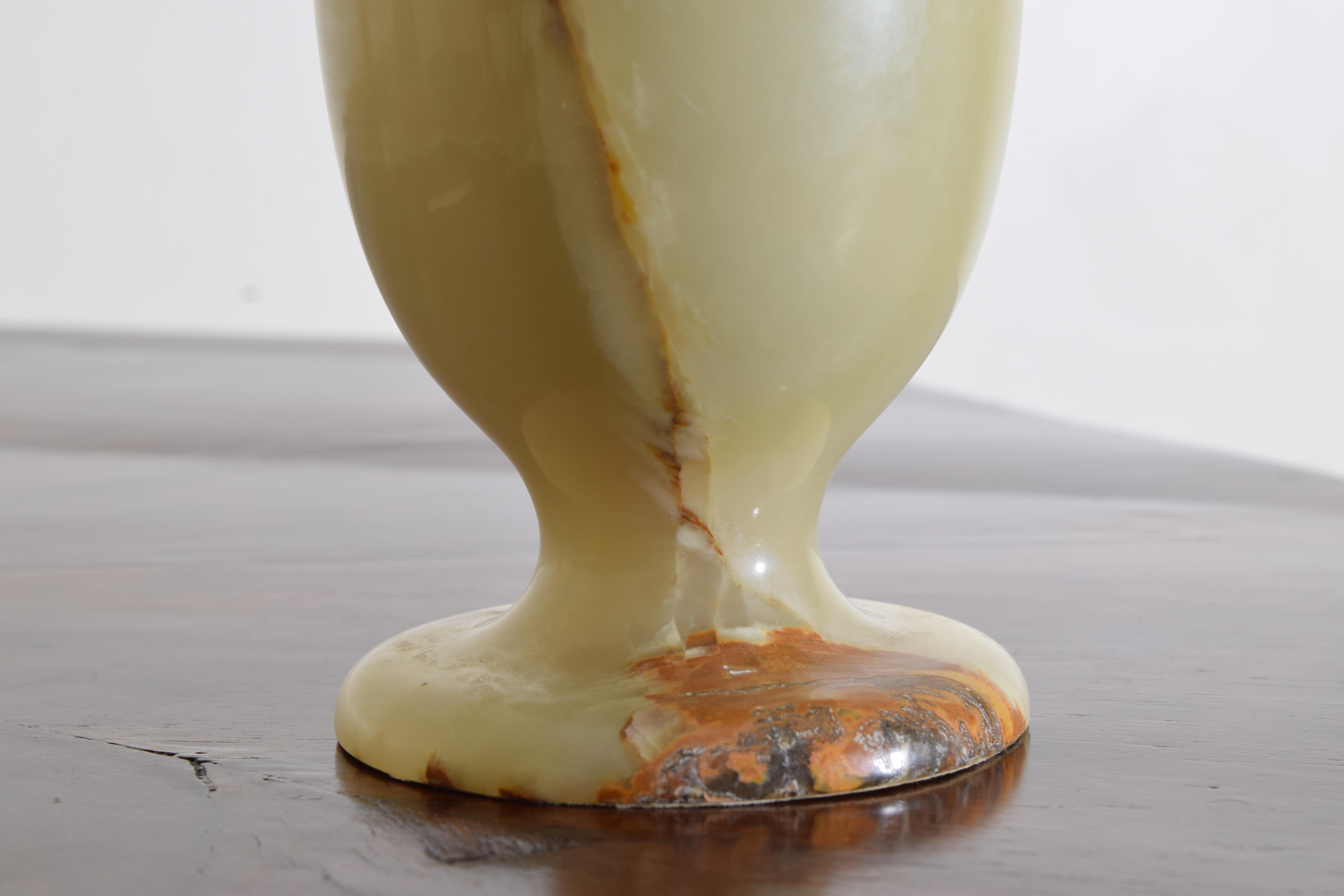 Neoklassizistische Vase aus Onyx im Goblet-Stil, Mitte des 20. Jahrhunderts im Zustand „Gut“ im Angebot in Atlanta, GA