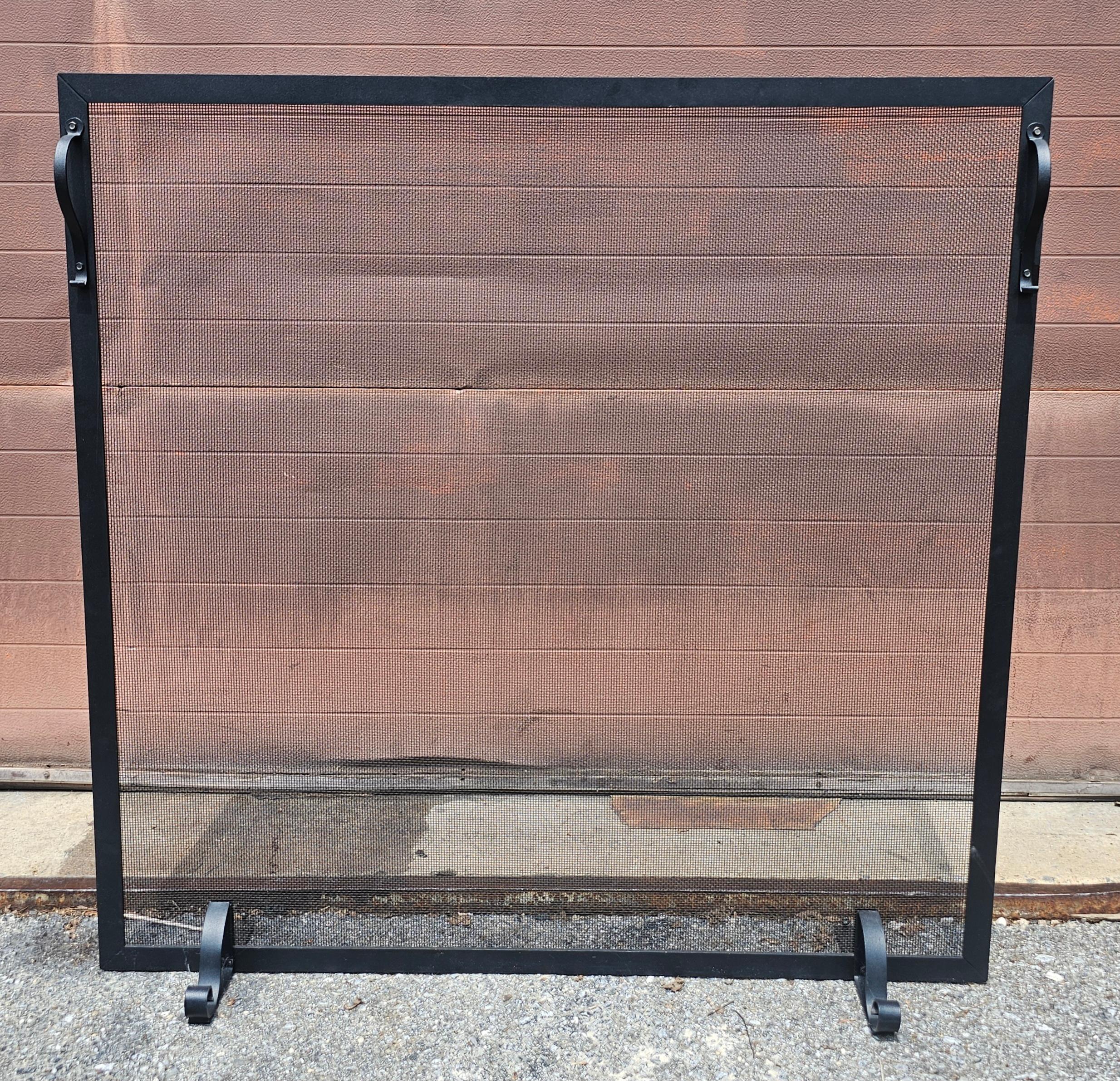 Classical Style Painted Iron and Wire Mesh Fireplace Screen In Good Condition For Sale In Germantown, MD
