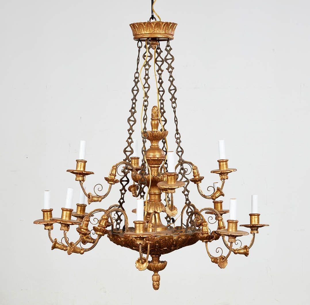Legno dorato Lampadario classico a due piani intagliato e dorato in vendita