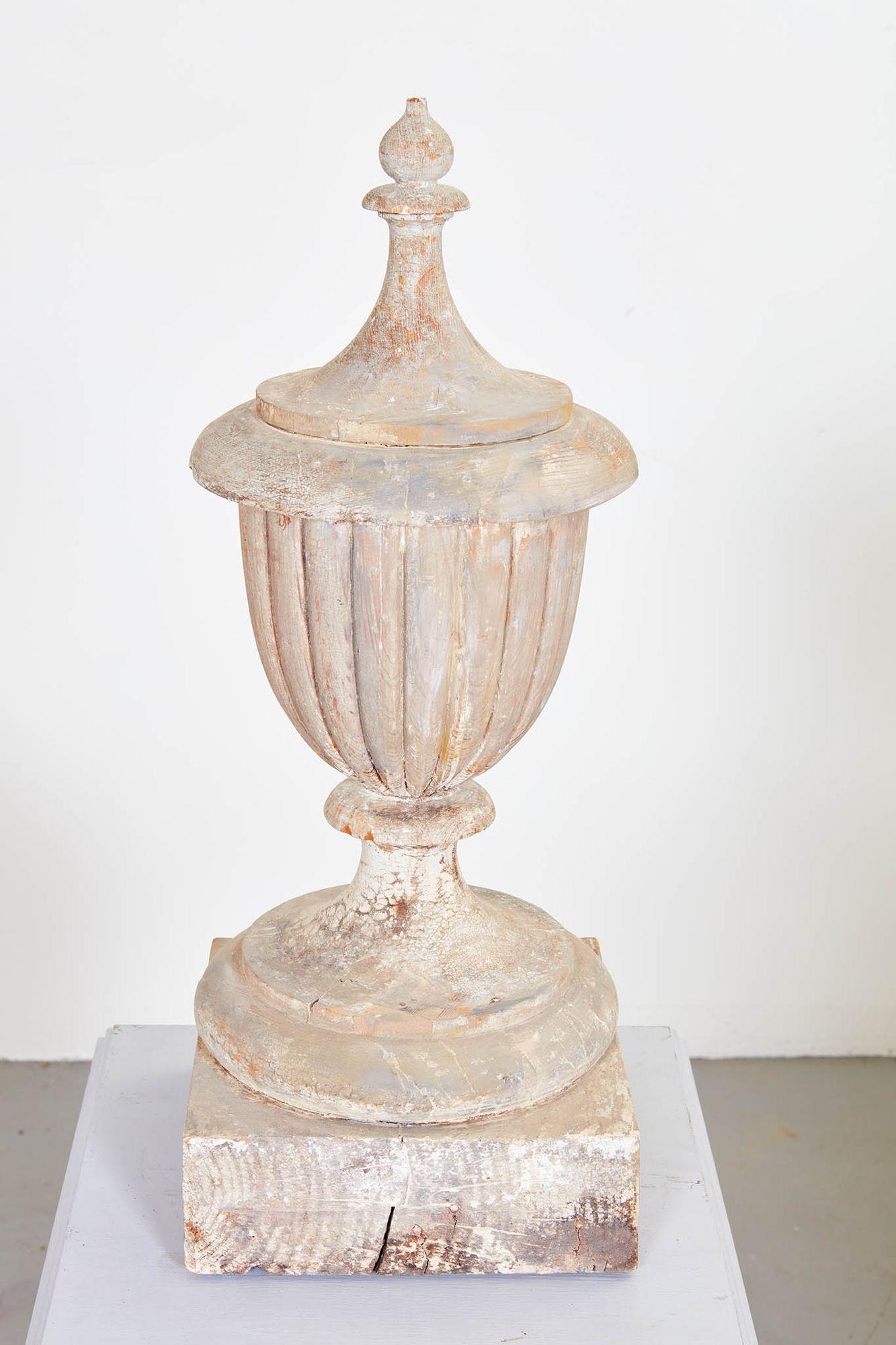 Classical Urn In Good Condition For Sale In Greenwich, CT