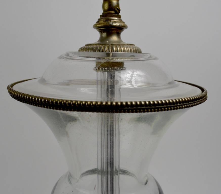 Hollywood Regency Lampe de bureau classique en verre en forme d'urne d'après Baccarat en vente