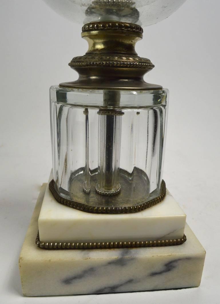 Lampe de bureau classique en verre en forme d'urne d'après Baccarat Excellent état - En vente à New York, NY