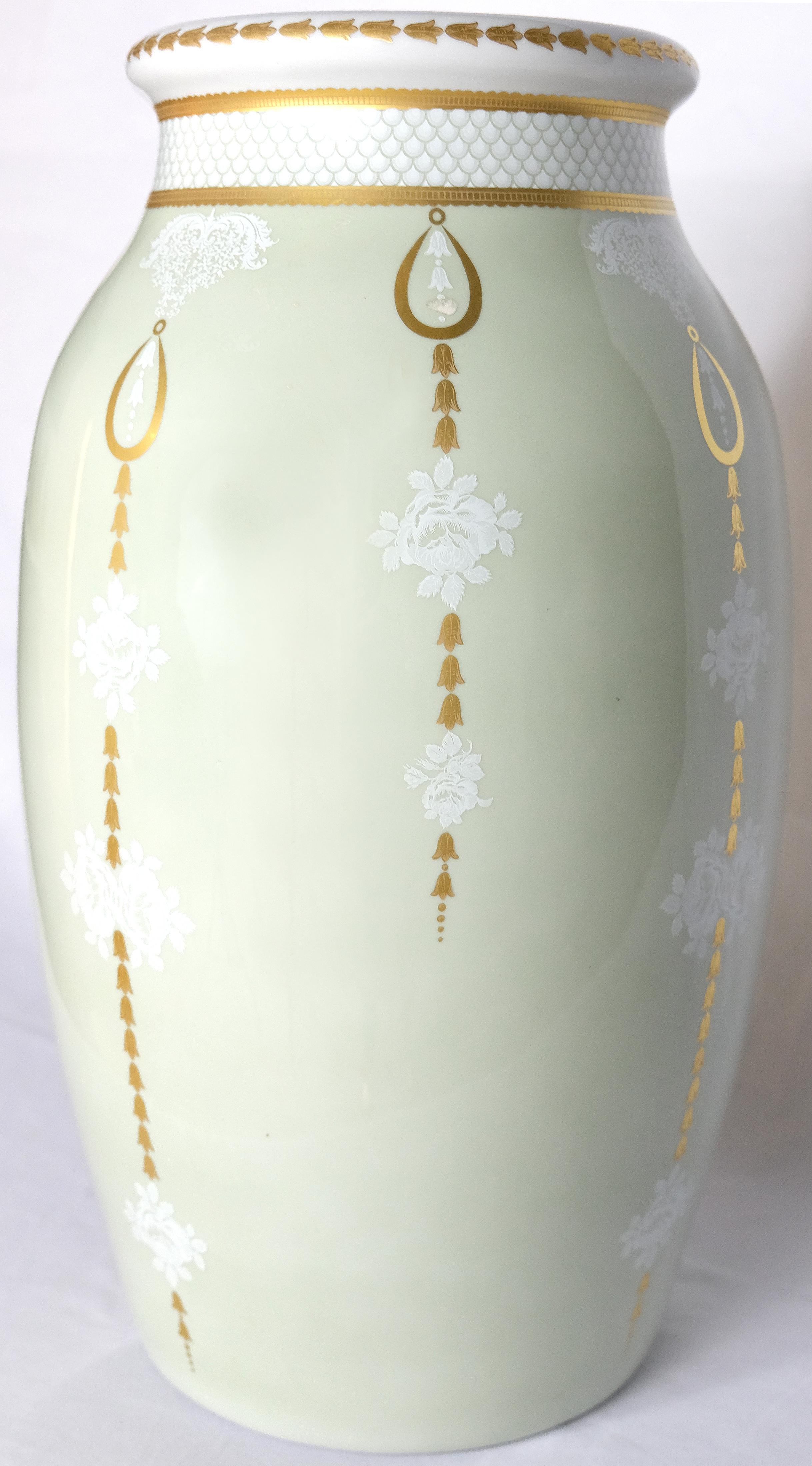 Mangani, Italy Classical Vase or Urn Form Porcelain Umbrella Stand 

Offered for sale is an elegant porcelain vase or urn form umbrella stand from Mangani of Italy. The umbrella stand is glazed in subtle colors and accented in gold. The maker's mark