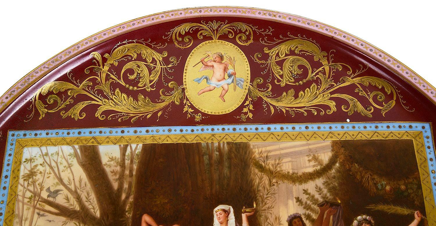 Bandeja de porcelana vienesa de finales del siglo XIX de gran calidad, pintada a mano con decoración clásica de roleos dorados en los bordes, la escena central representa 