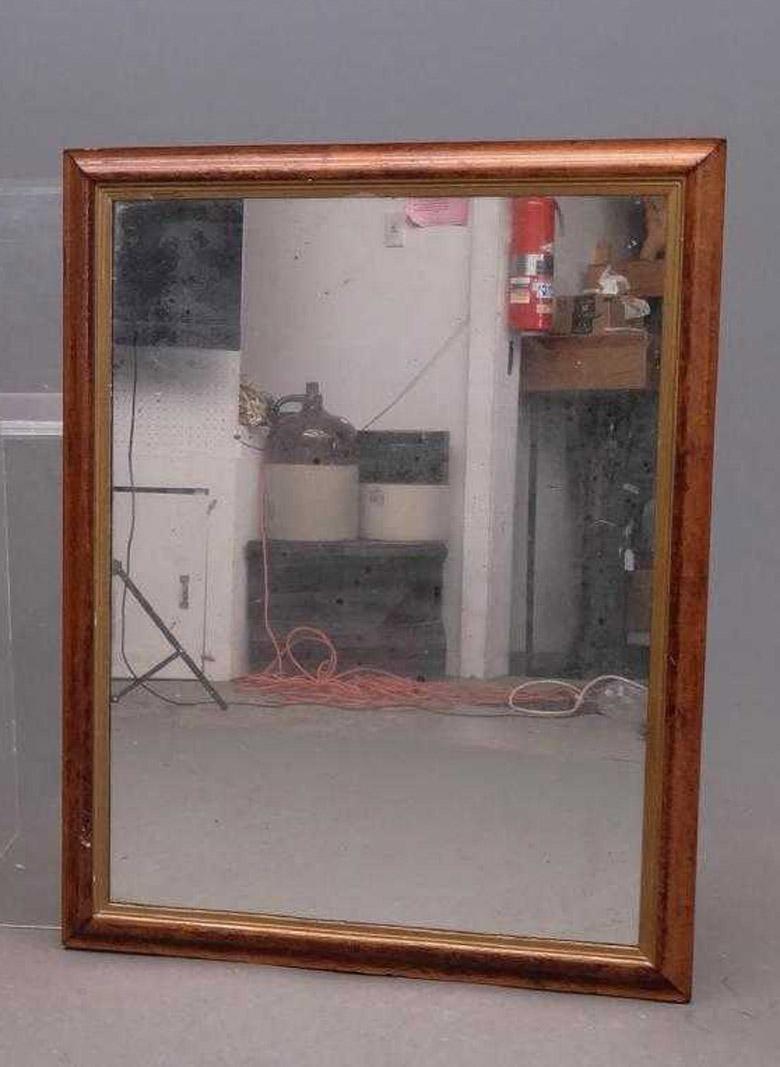 Der horizontale oder vertikale Vintage-Spiegel hat einen schön gemaserten Außenrahmen aus hellem Holz und eine vergoldete Innenverkleidung. Seine Schlichtheit eignet sich für fast jeden Raum, der entweder traditionell klassisch, neoklassisch oder