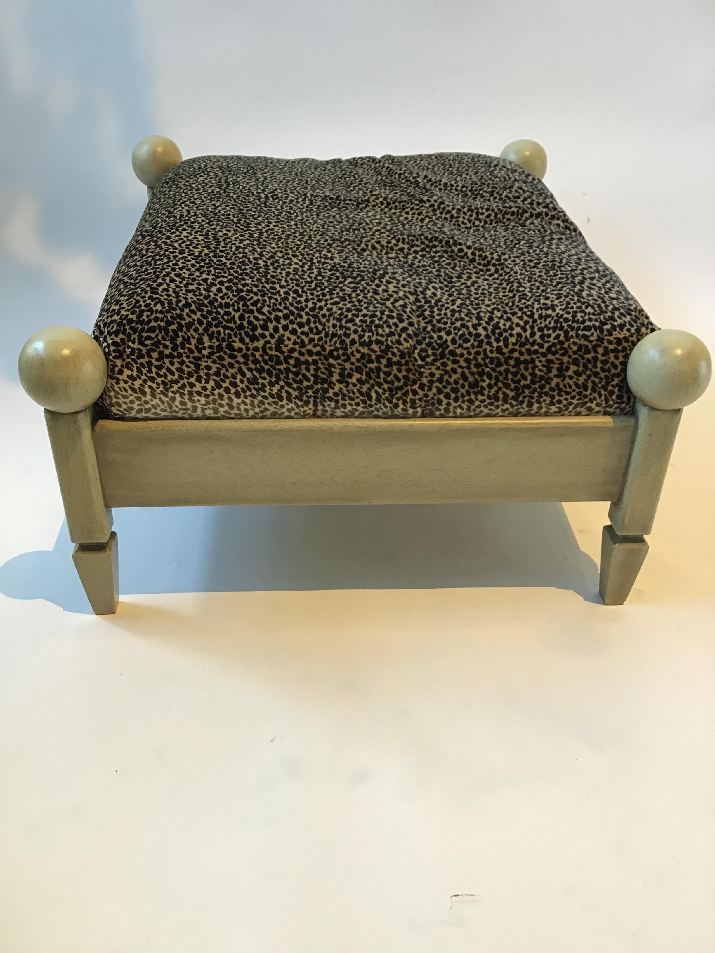 Lit classique en bois pour chien Bon état - En vente à Tarrytown, NY