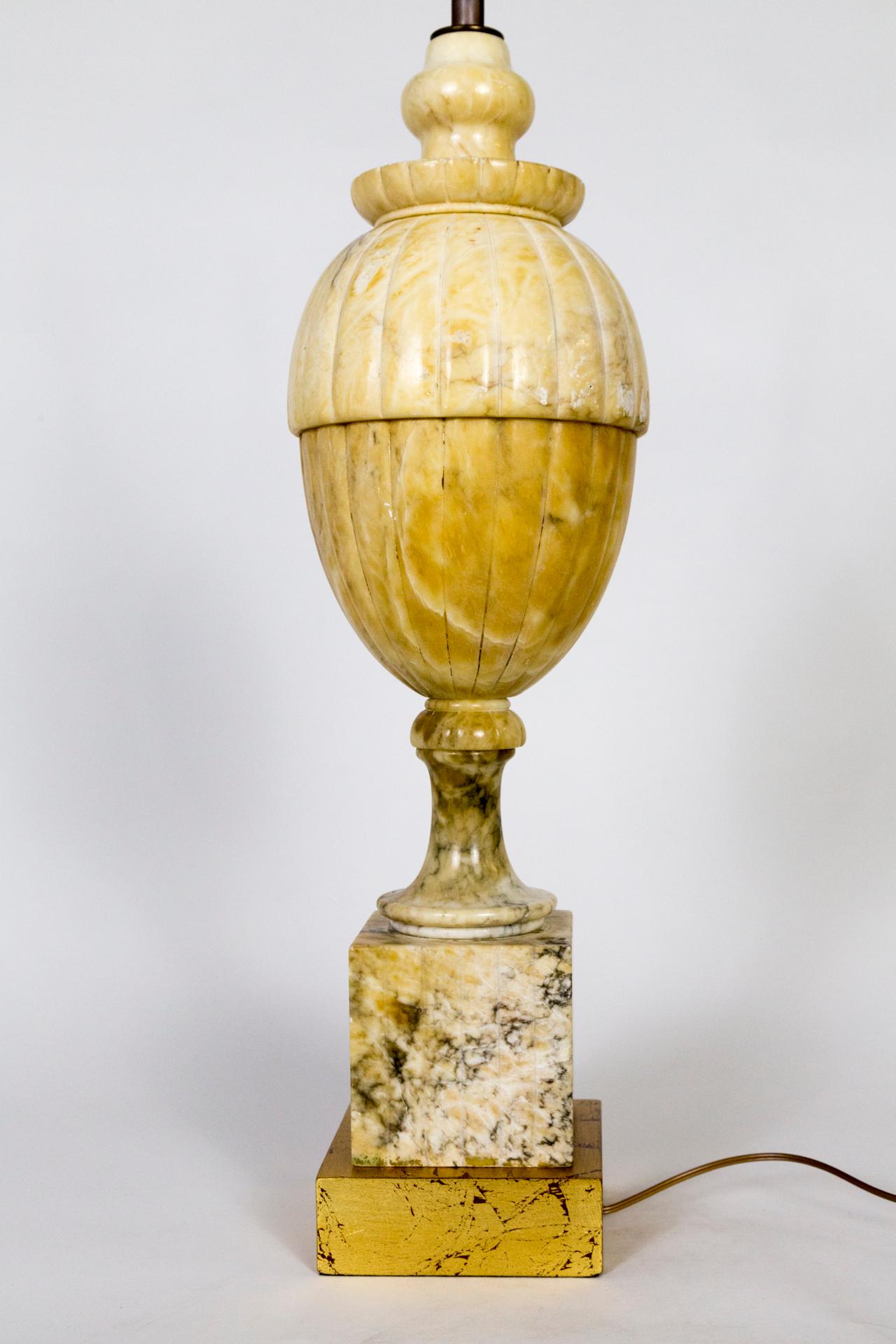Klassische Lampe aus gelbem Marmor in Form einer abgedeckten Urne (Nordamerikanisch) im Angebot