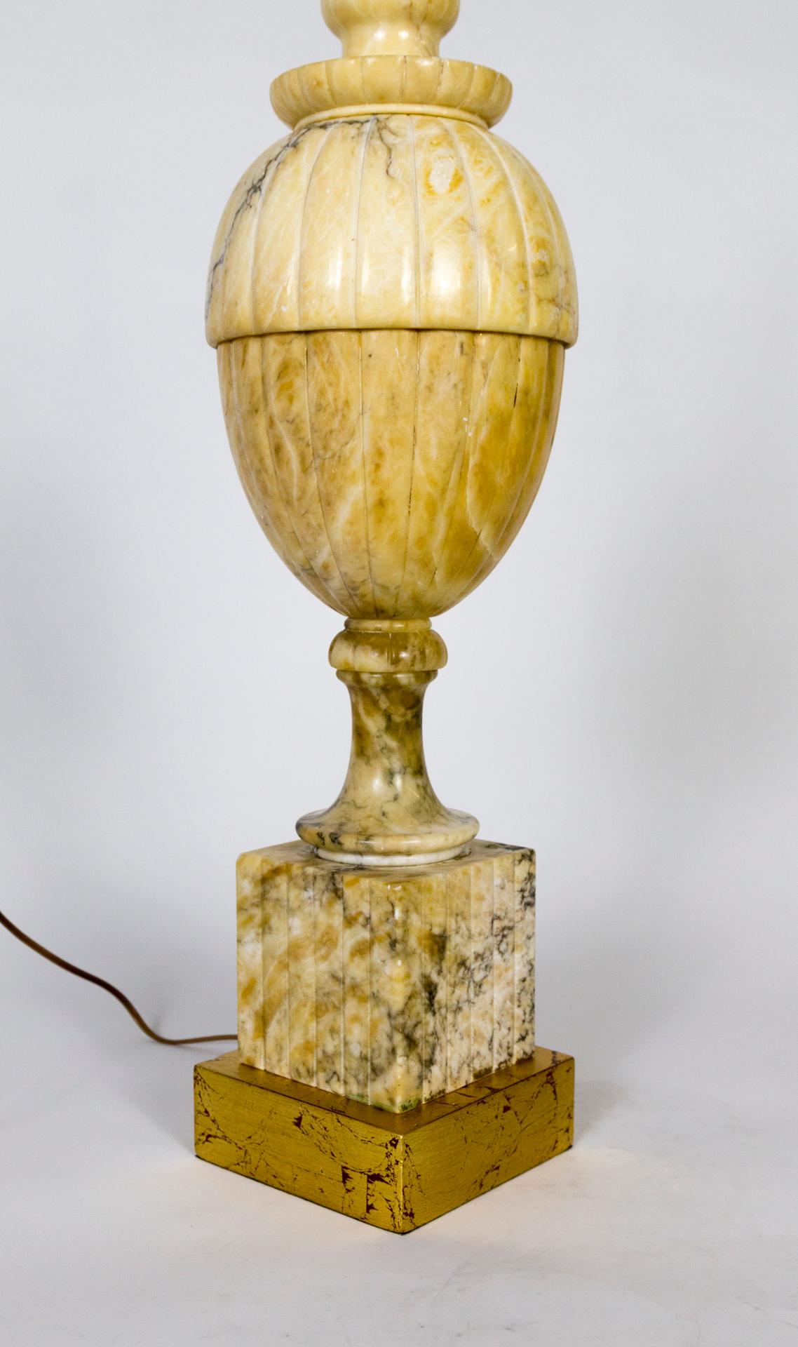 Milieu du XXe siècle Lampe classique en marbre jaune en forme d'urne couverte, de style classique en vente