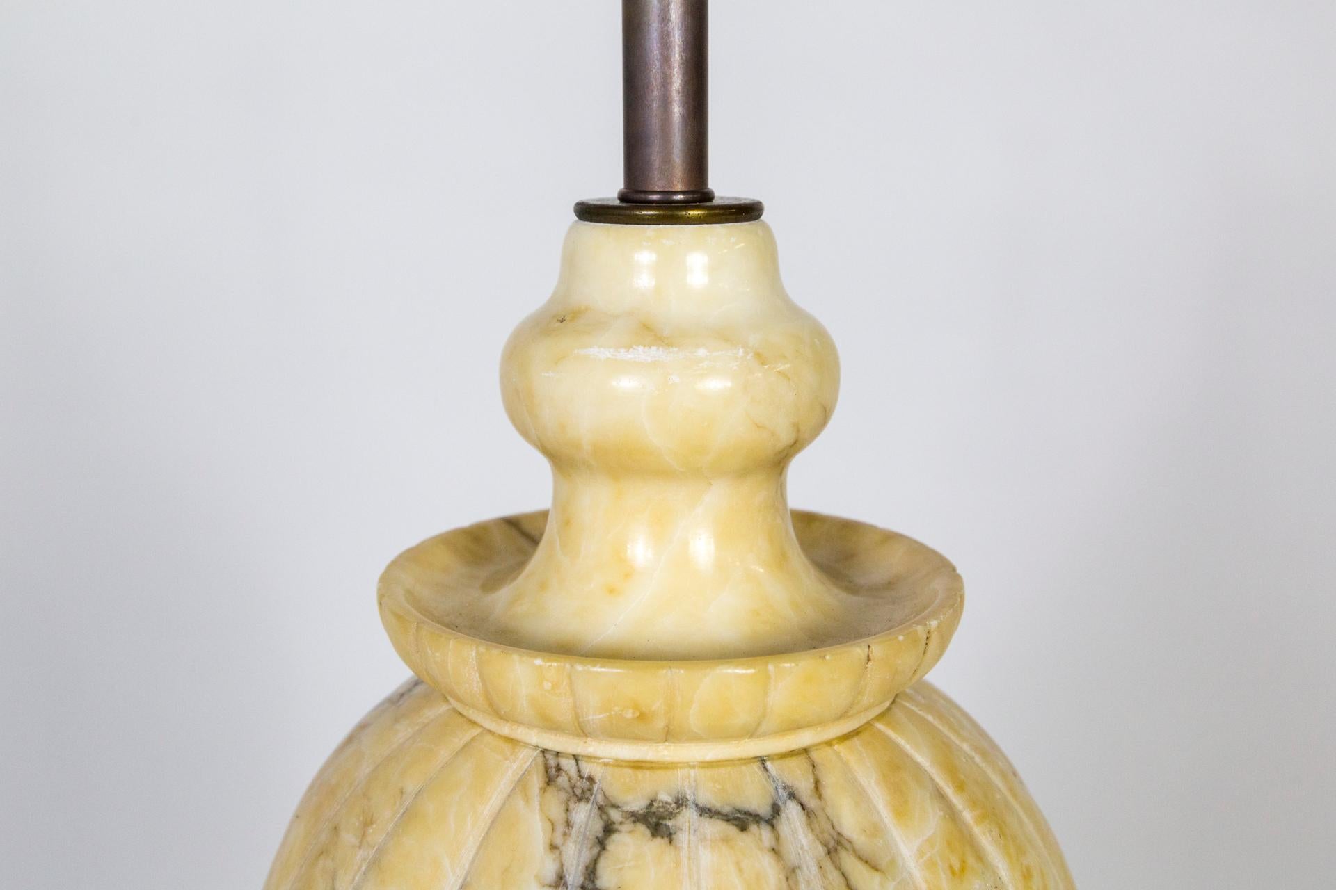 Klassische Lampe aus gelbem Marmor in Form einer abgedeckten Urne (Messing) im Angebot