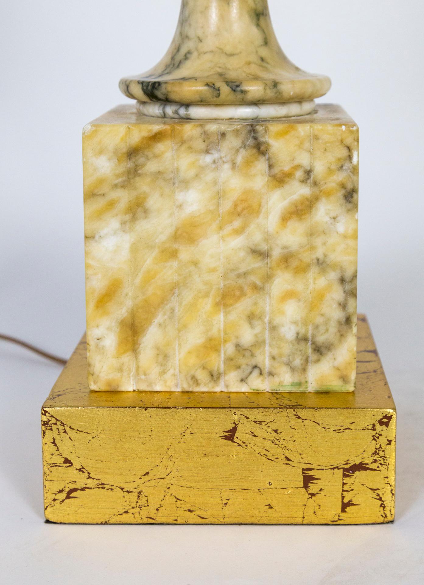 Lampe classique en marbre jaune en forme d'urne couverte, de style classique en vente 1