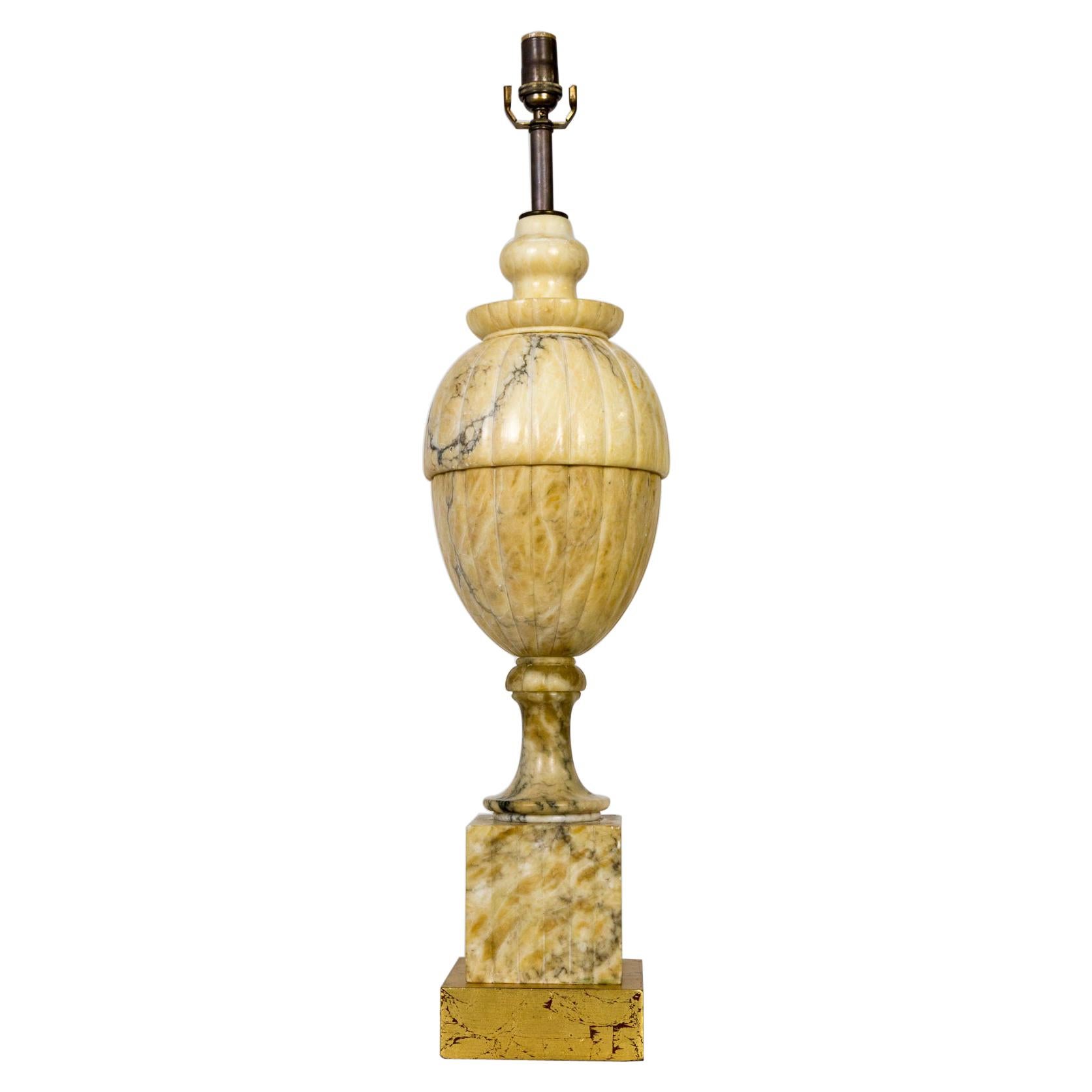 Klassische Lampe aus gelbem Marmor in Form einer abgedeckten Urne im Angebot
