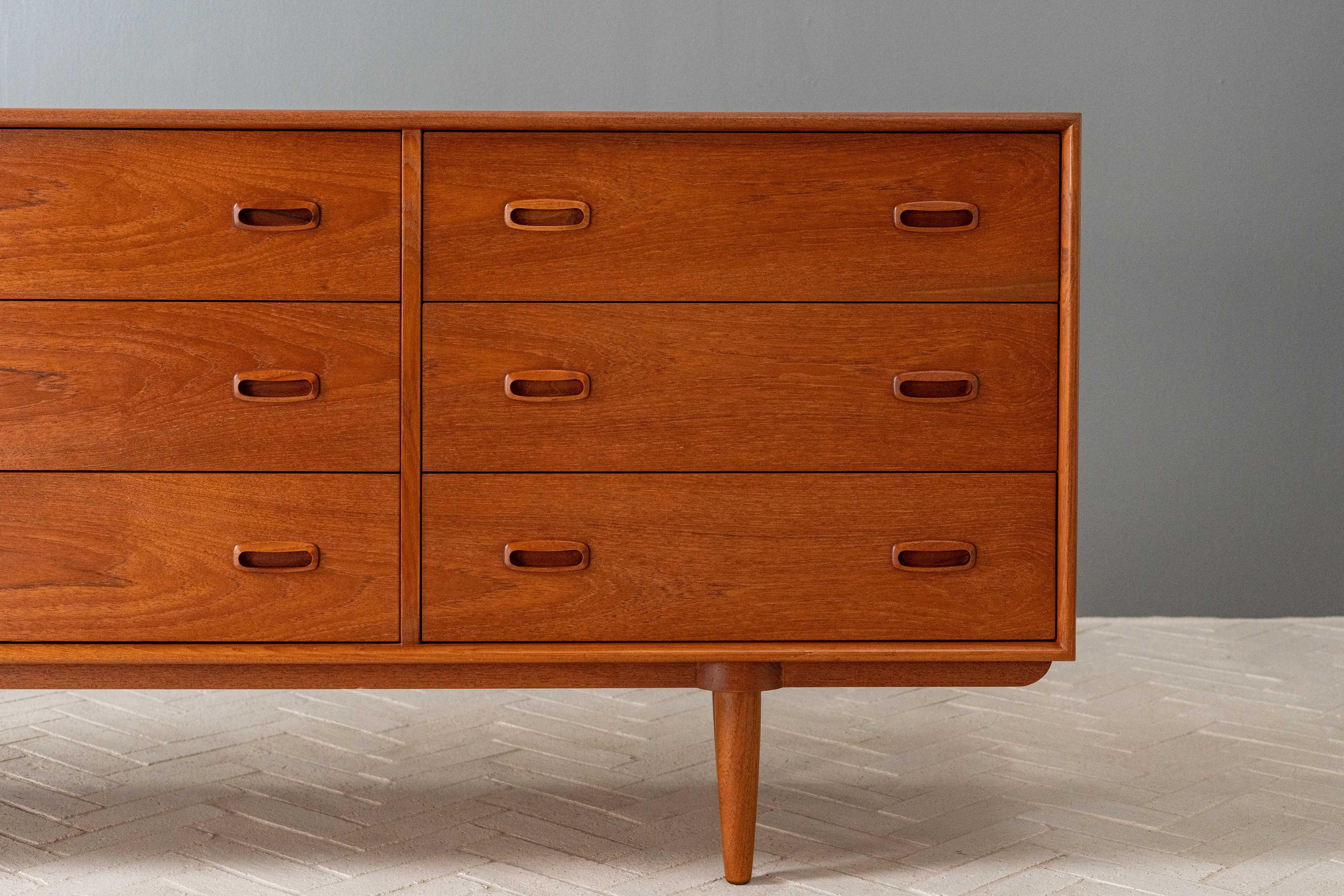 Classically Danish Modern Style Teak Dresser In Good Condition In Cambridge, US