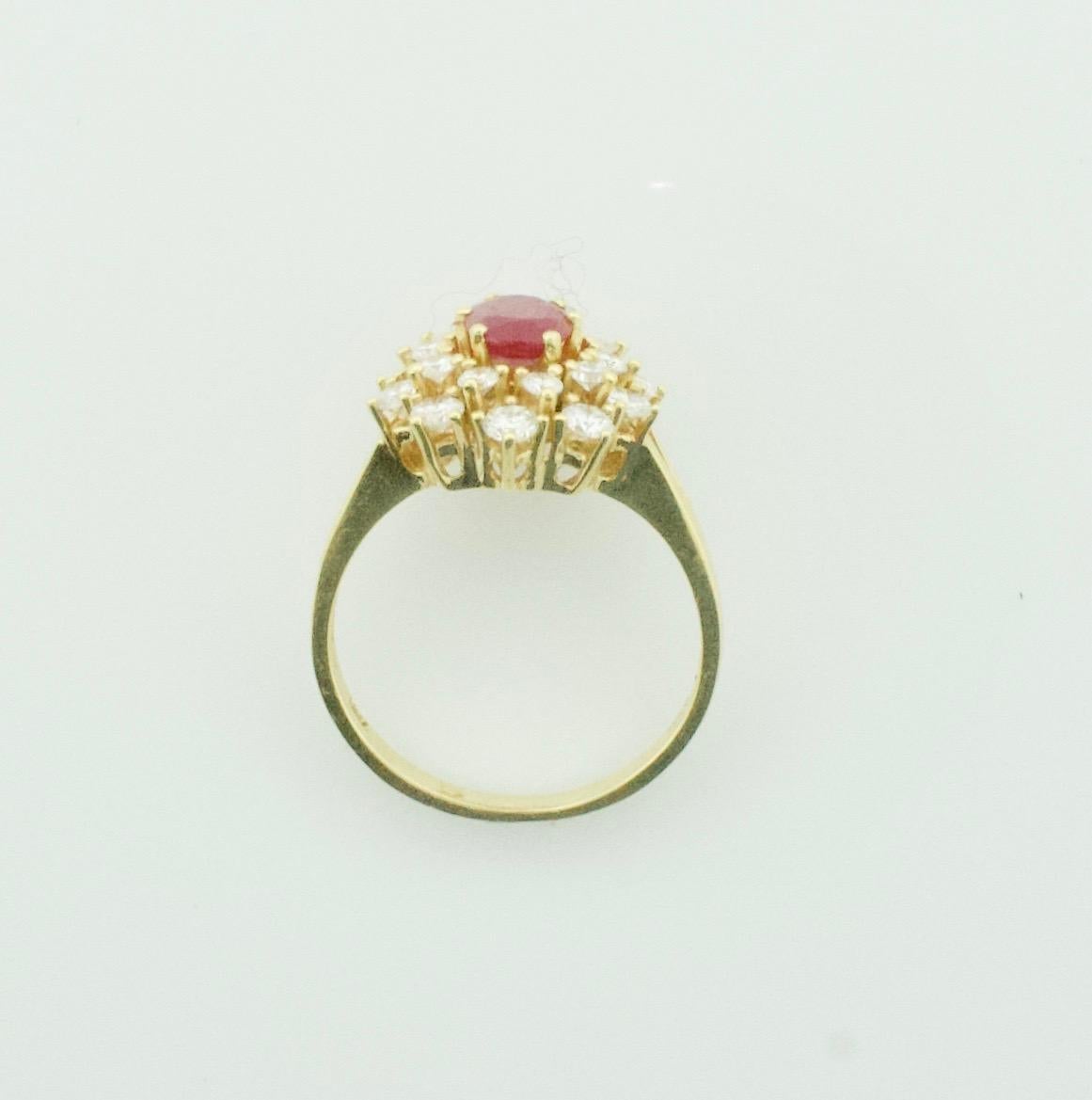 Conception classique  Bague en or jaune 18 carats avec rubis et diamants
Un rubis ovale pesant approximativement 1,00 carat   
20 diamants ronds taille brillant pesant environ 0,90 carats [GH - VVS- VS1]