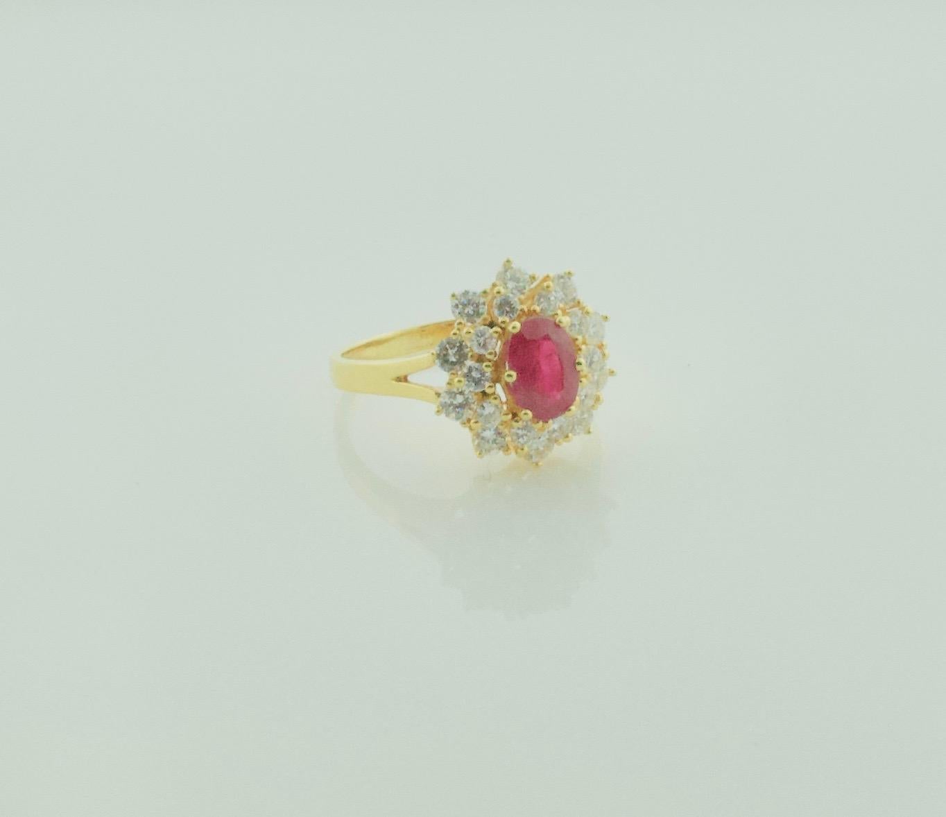 Taille ovale Elegance intemporelle : Bague en or jaune 18 carats avec rubis et diamants en vente