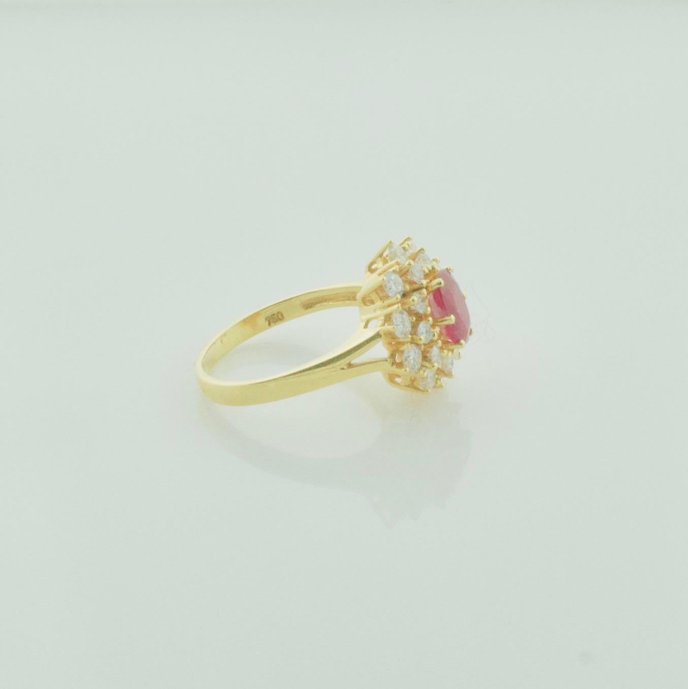 Elegance intemporelle : Bague en or jaune 18 carats avec rubis et diamants Excellent état - En vente à Wailea, HI