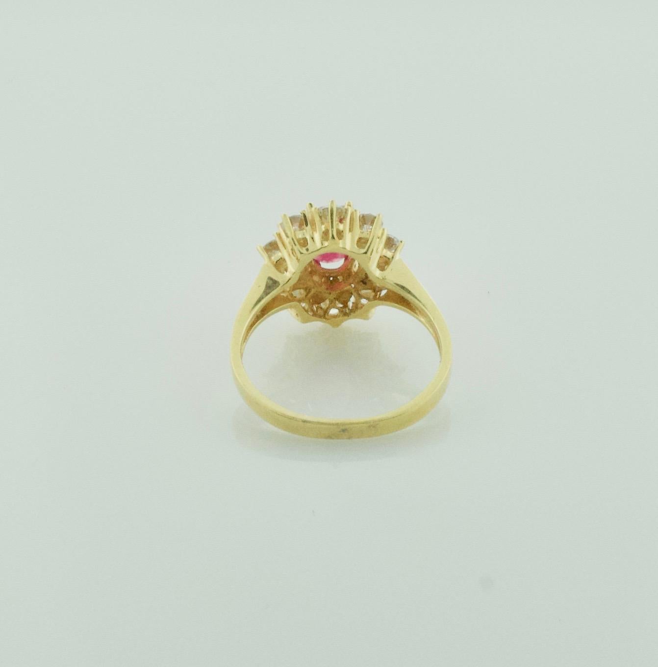 Elegance intemporelle : Bague en or jaune 18 carats avec rubis et diamants Unisexe en vente