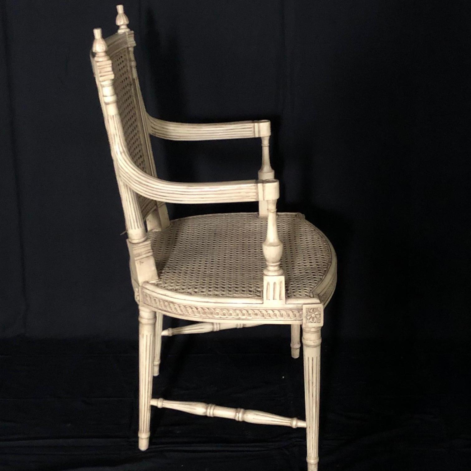 Beau fauteuil de style Louis XVI peint en ivoire avec double cannage, en très bon état ! Les pieds anglés et les volutes complexes du tablier et du haut des dossiers sont complétés par des fleurons sculptés. 
#5109.
