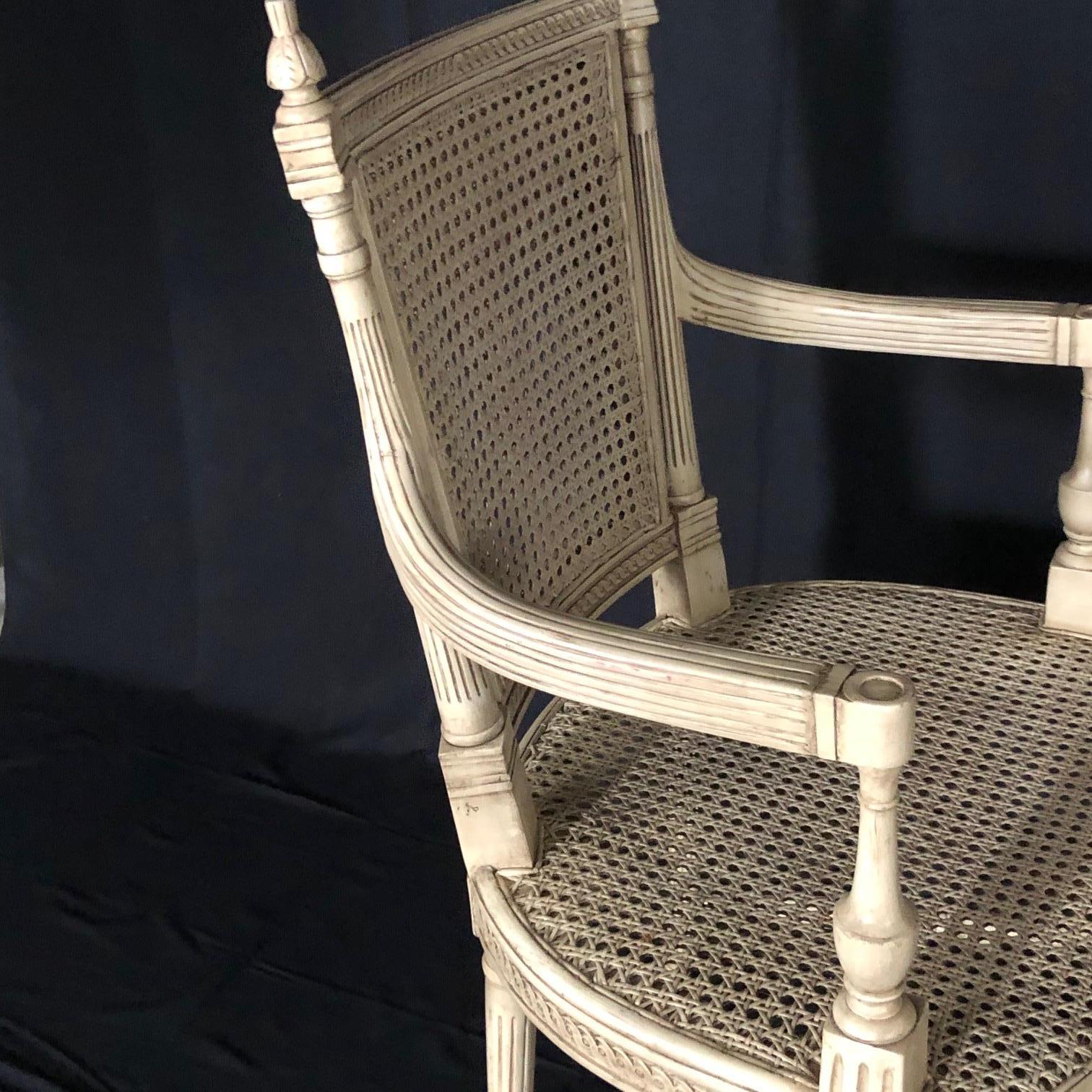 Klassisch eleganter französischer Sessel im Louis-XVI.-Stil, bemalt und mit doppeltem Rohrverschluss (Louis XVI.) im Angebot