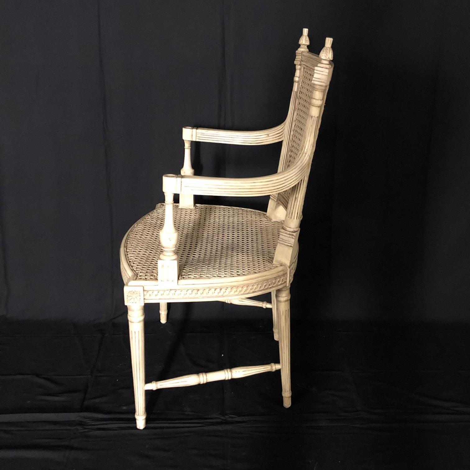 Klassisch eleganter französischer Sessel im Louis-XVI.-Stil, bemalt und mit doppeltem Rohrverschluss (Französisch) im Angebot
