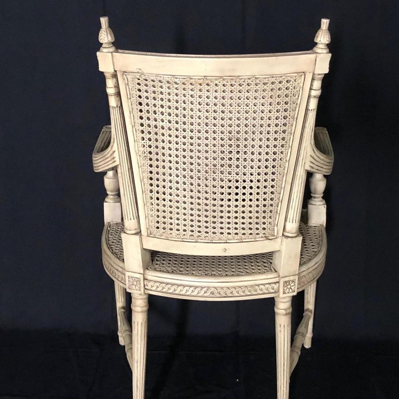 Klassisch eleganter französischer Sessel im Louis-XVI.-Stil, bemalt und mit doppeltem Rohrverschluss im Zustand „Gut“ im Angebot in Hopewell, NJ