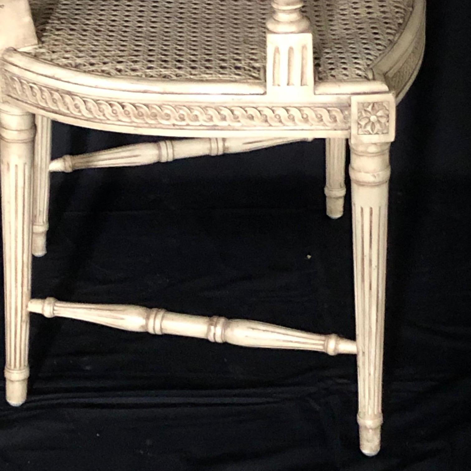 Klassisch eleganter französischer Sessel im Louis-XVI.-Stil, bemalt und mit doppeltem Rohrverschluss (Mitte des 20. Jahrhunderts) im Angebot