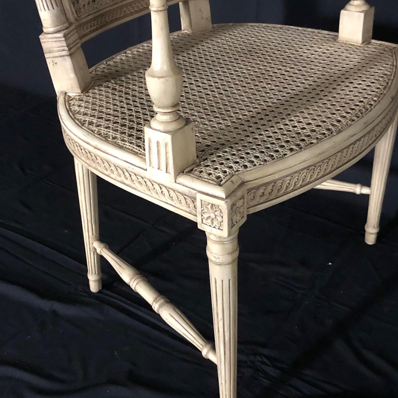 Klassisch eleganter französischer Sessel im Louis-XVI.-Stil, bemalt und mit doppeltem Rohrverschluss (Gehstock) im Angebot