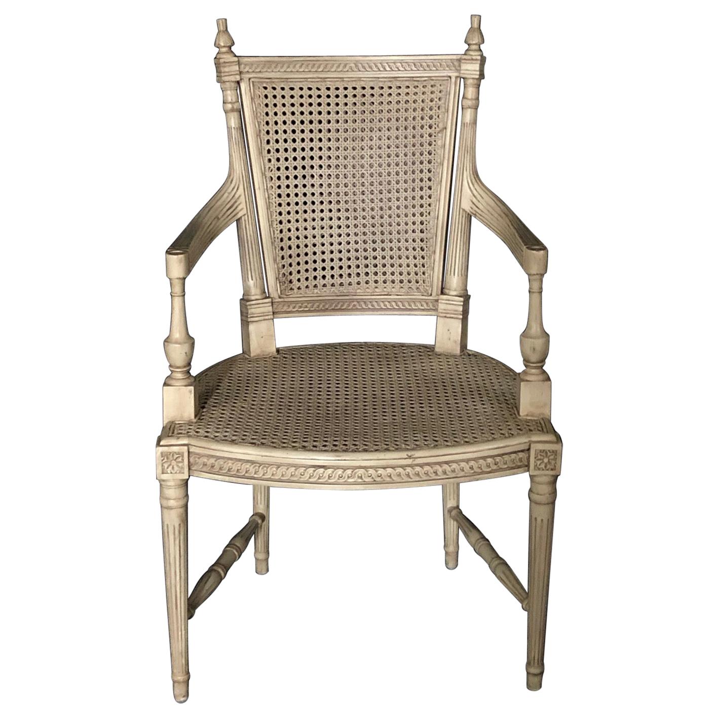 Klassisch eleganter französischer Sessel im Louis-XVI.-Stil, bemalt und mit doppeltem Rohrverschluss