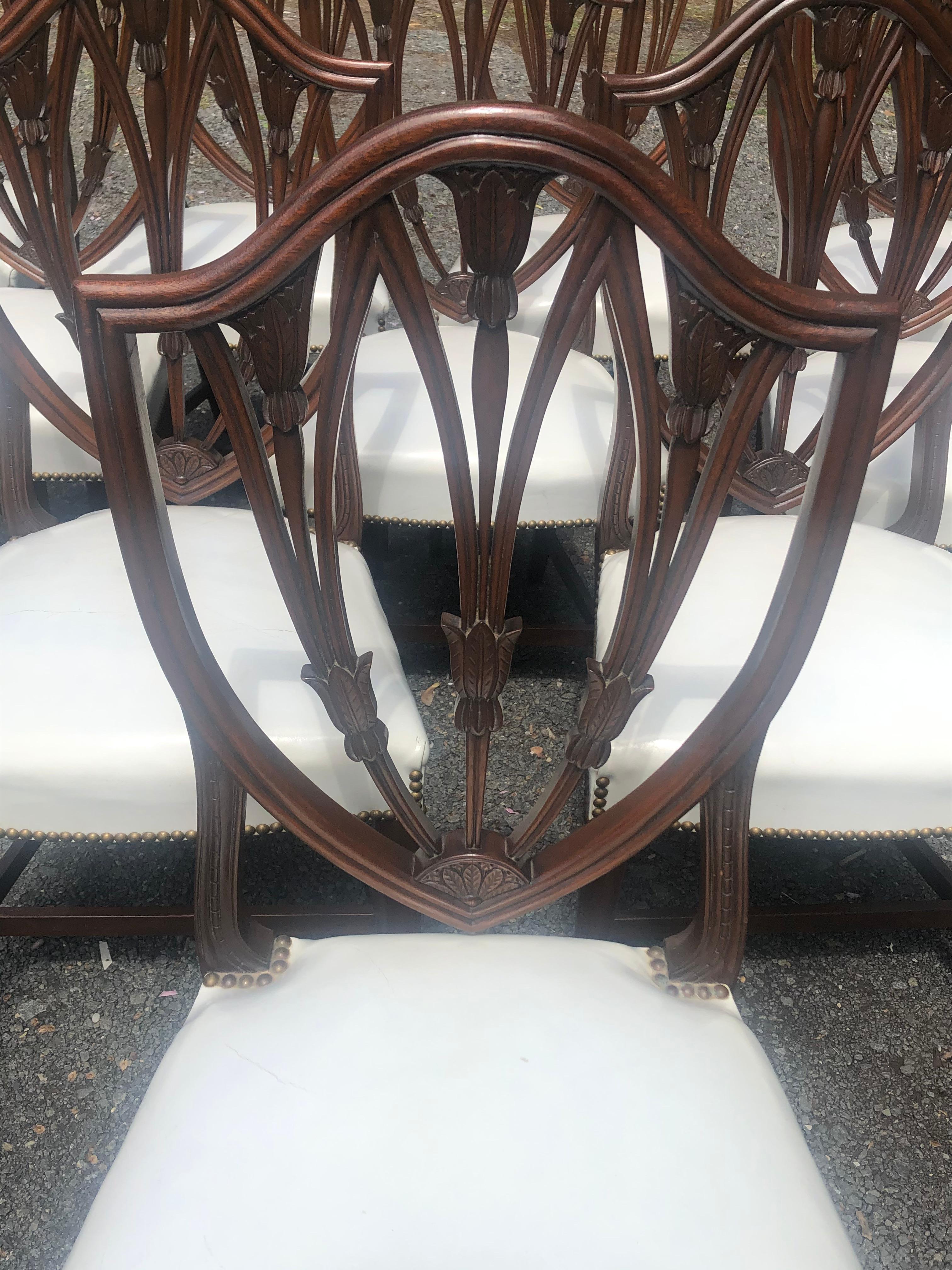 Hepplewhite Ensemble classique et élégant de 10 chaises de salle à manger en acajou à dossier en forme de bouclier, fabriquées à la main en vente