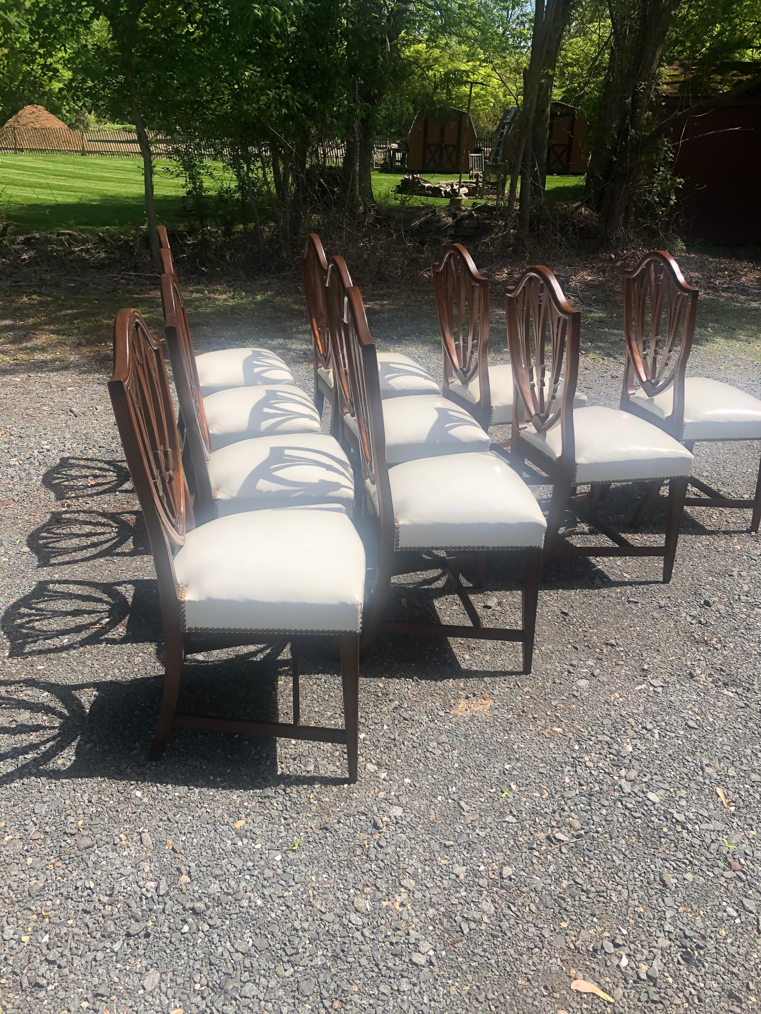 Ensemble classique et élégant de 10 chaises de salle à manger en acajou à dossier en forme de bouclier, fabriquées à la main Bon état - En vente à Hopewell, NJ