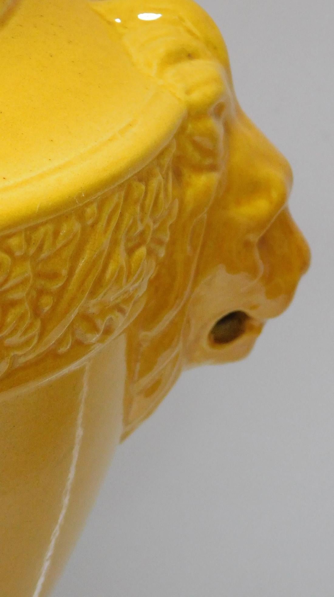 Néoclassique Lampes italiennes en forme d'urne d'inspiration classique des années 1960 avec motifs de masques de lion en vente