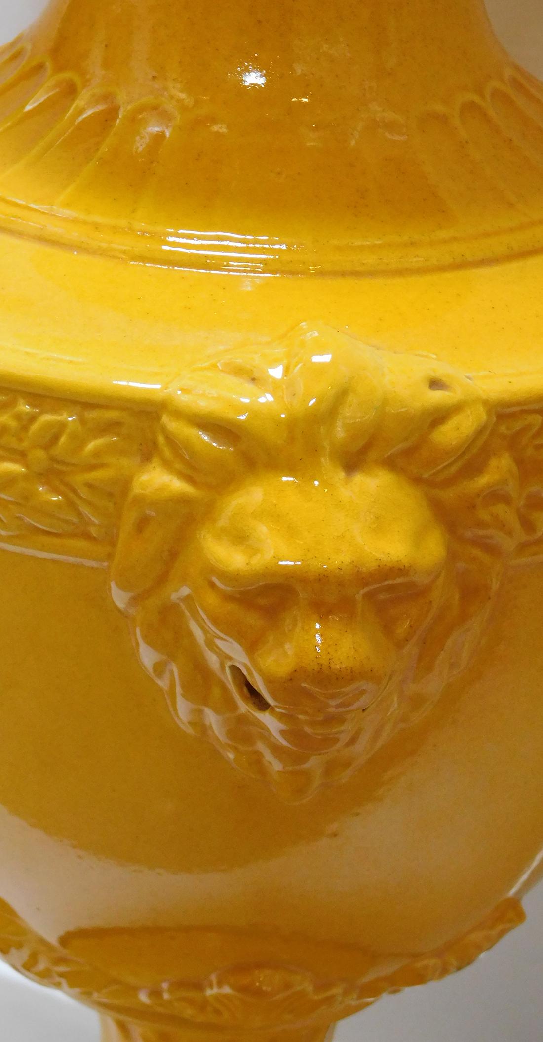 Vernissé Lampes italiennes en forme d'urne d'inspiration classique des années 1960 avec motifs de masques de lion en vente