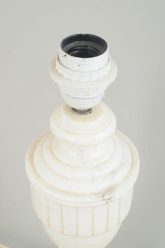 Lámpara de sobremesa de forma clásica realizada en mármol blanco. Italia, años 70