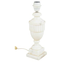 Lámpara de sobremesa de forma clásica realizada en mármol blanco. Italia, años 70