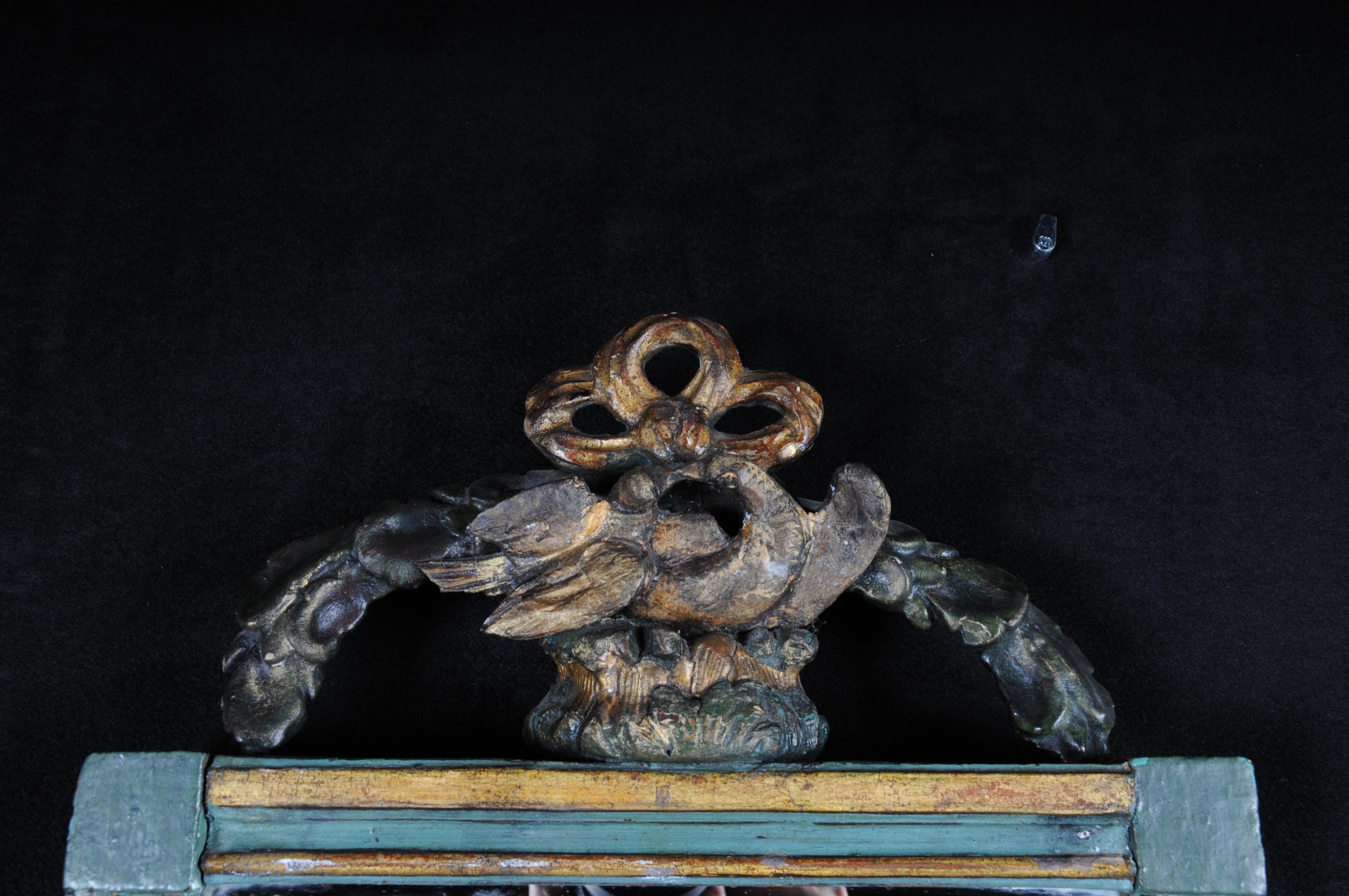 Colored and partially gilded body decorated with garlands. 
Original mirror glass. Museum worthy of 1780.

(M-38).