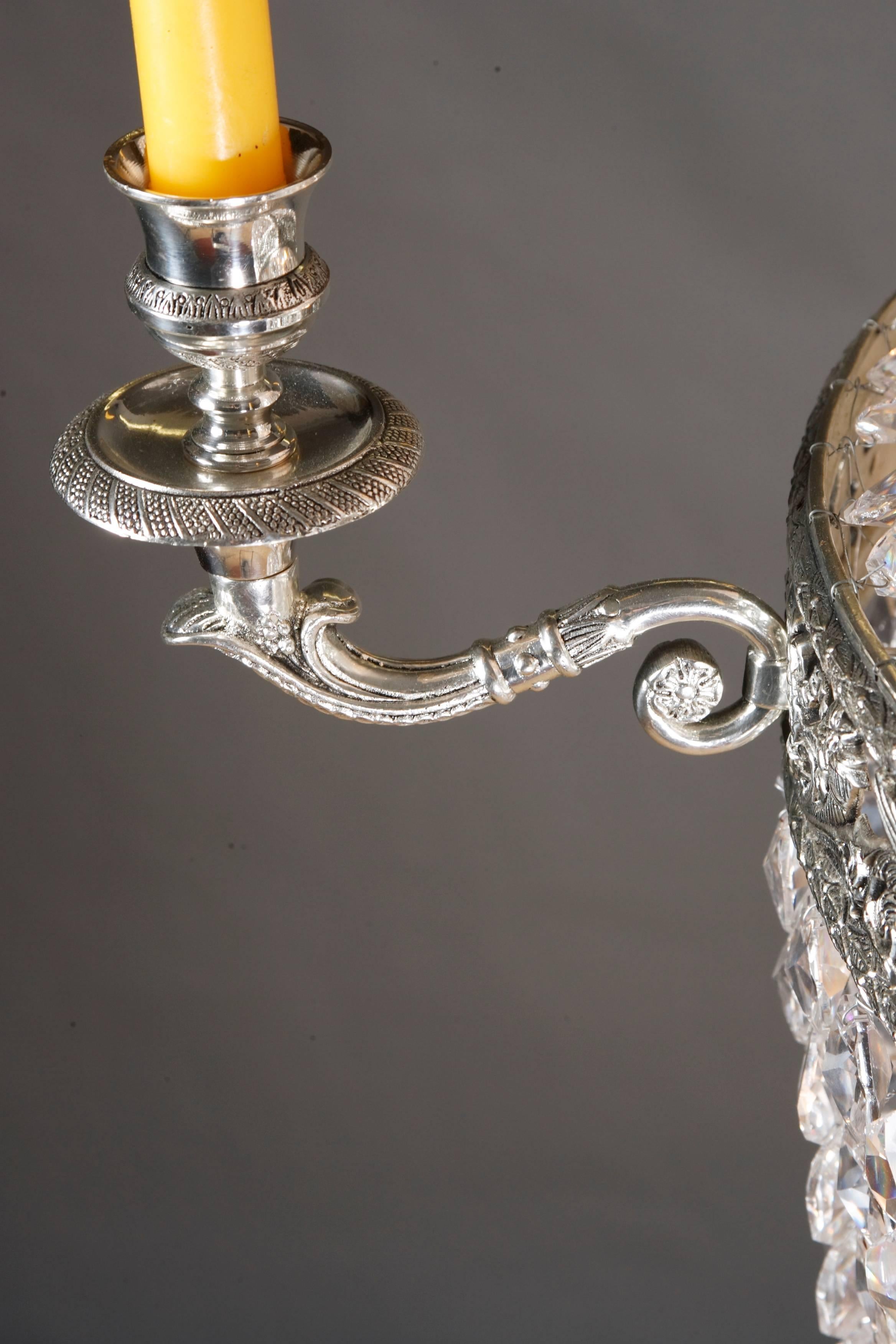 Francese Lampadario a cesto classicista in stile Impero antico in ottone argentato intagliato a mano in vendita