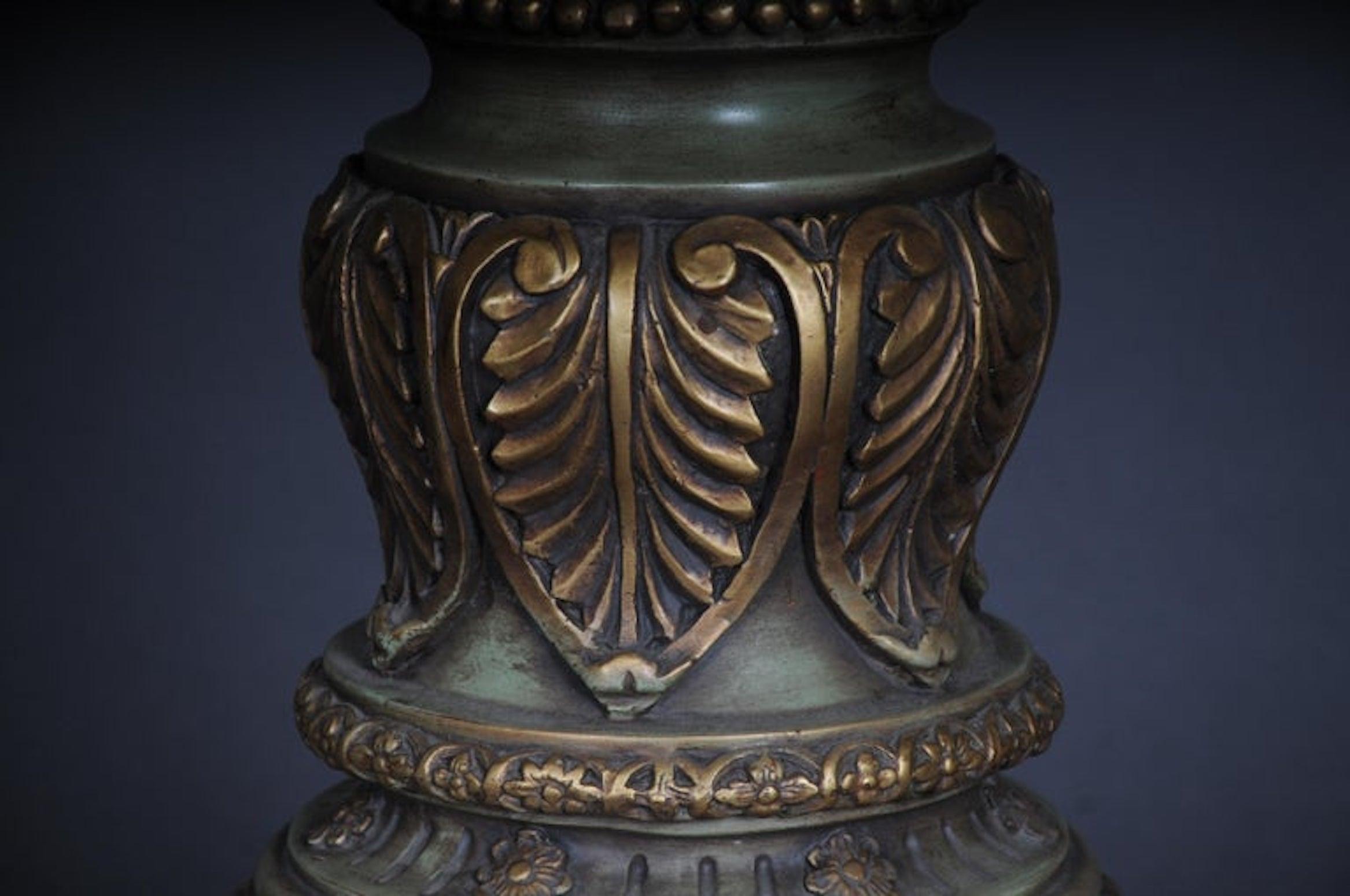 Classicist free-standing chandelier / floor lamp, 20th century. Karl Lagerfeld furnishings

Provenance: From the furnishings of the Berlin Schlosshotel Grunewald which was furnished by Karl Lagerfeld. 

Solid wood, green and gold-plated. Finely