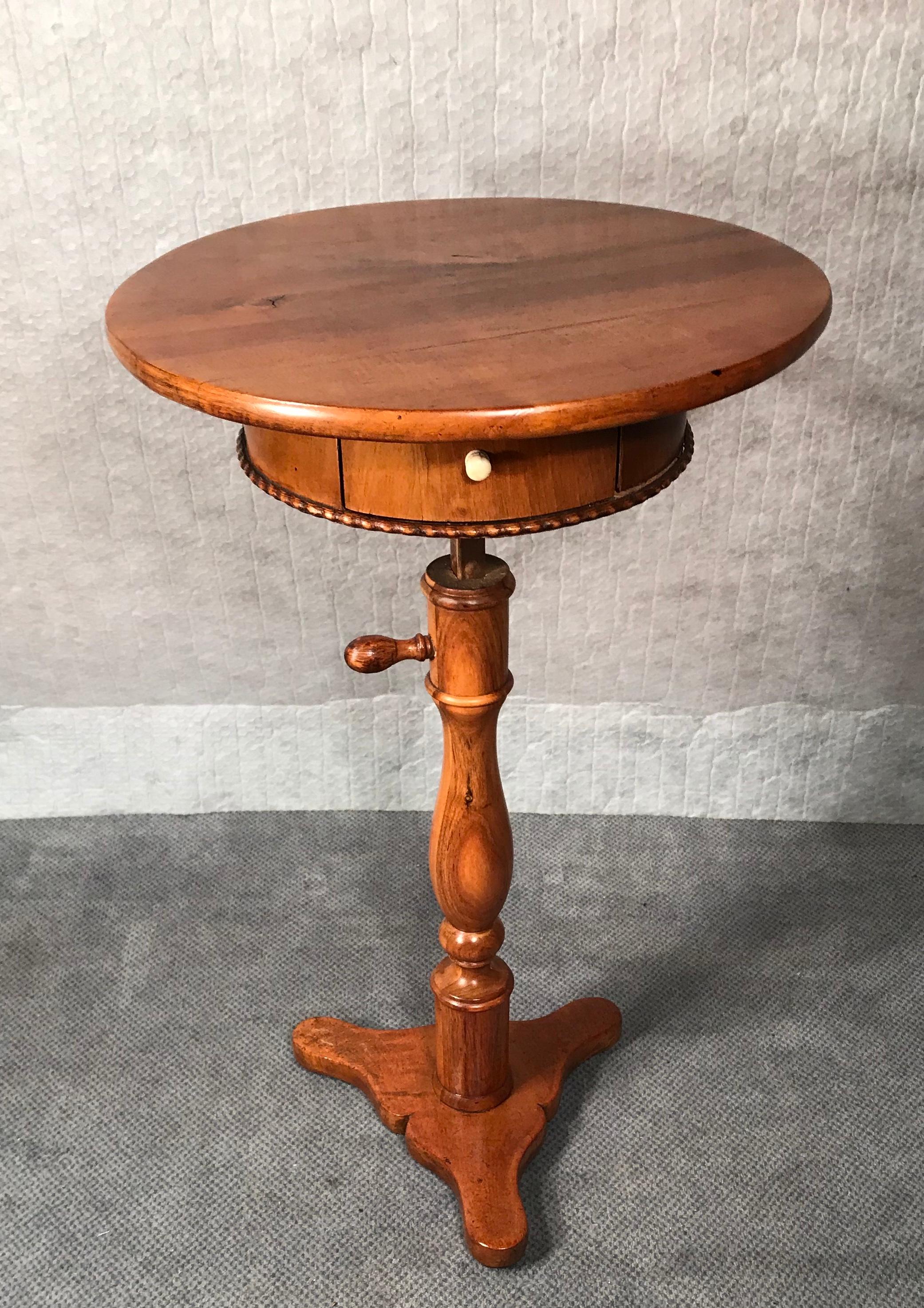 Unusual small classicist side table, South Germany, circa 1800, walnut, height adjustable. In good condition. The tables height can be adjusted from 26.77 to 30.70 inches. 