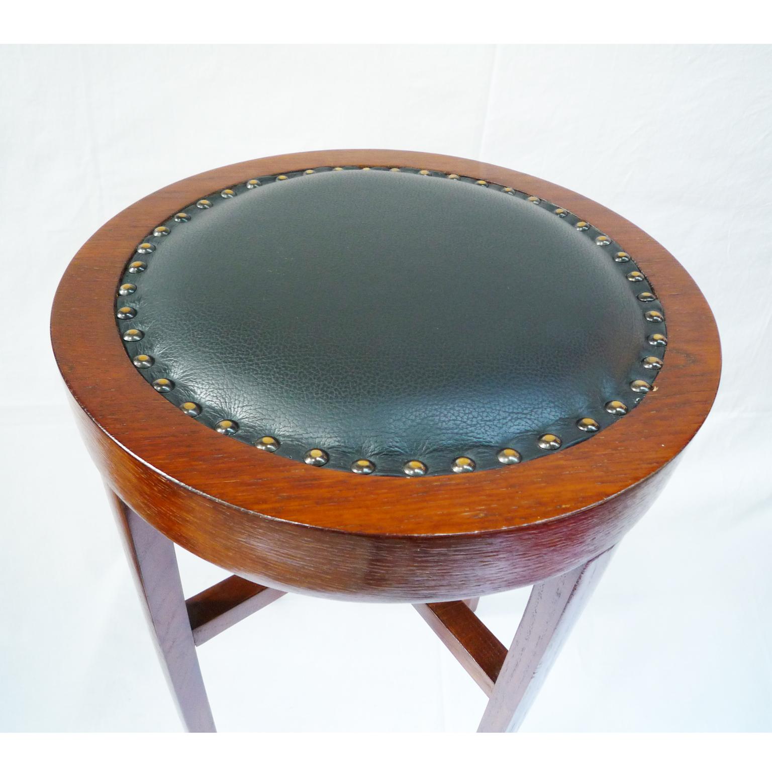 Classicist stool with leather upholstery
Small stool made of oak, the seat is made of softwood and veneered in oak, restored condition, newly upholstered (leather) and hand polished with shellac.
Measures: D 33
H 48
Germany, circa 1810.