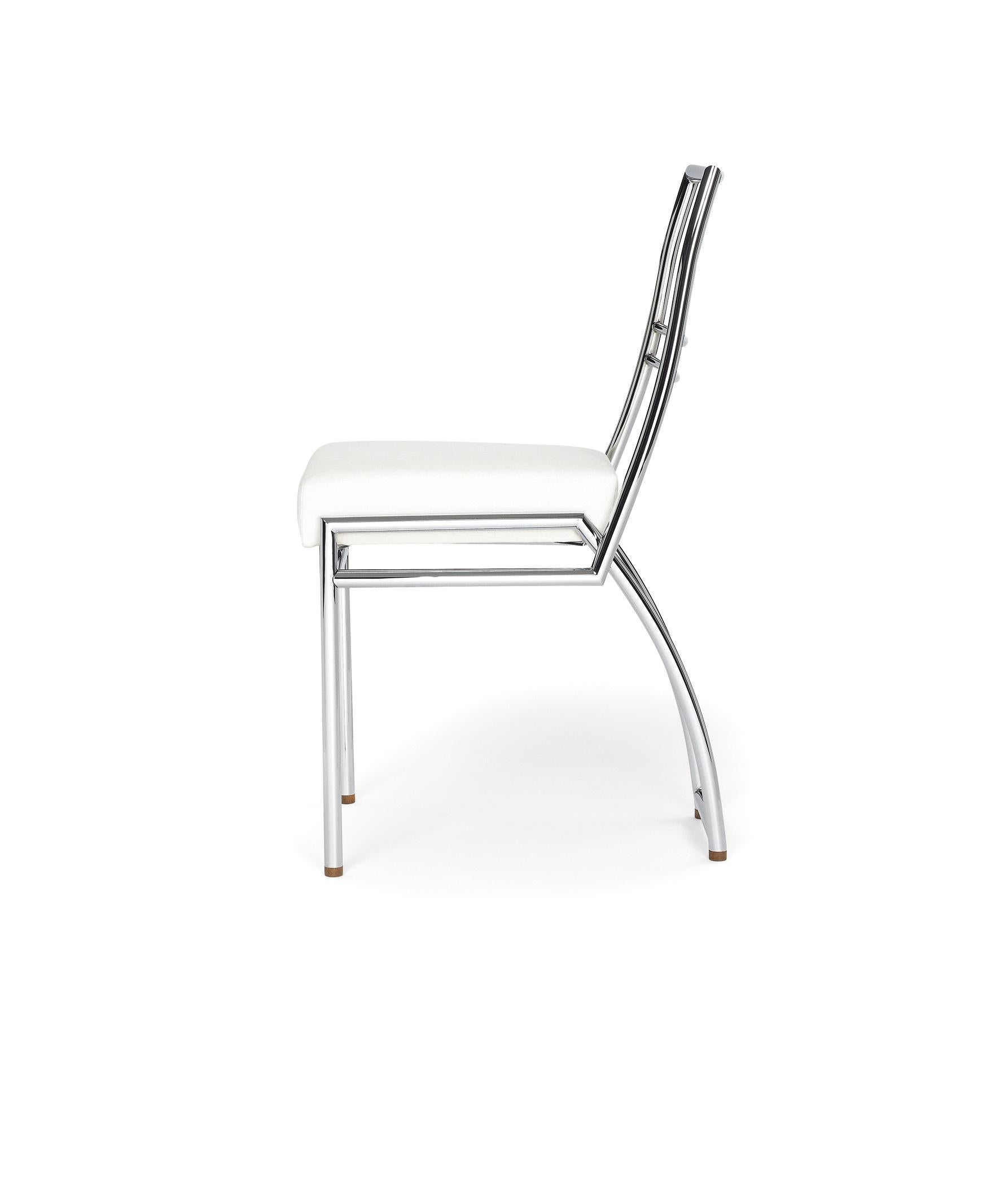 Aixia was one of Eileen Gray‘s personal favourites. She used this chair in all of her apartments, sometimes in the dining room, sometimes at a desk. Even in 1929, when she converted a 40 m² apartment in Paris, Rue Chateaubriand, into an atelier of
