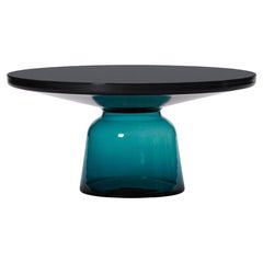ClassiCon Bell Couchtisch von Sebastian Herkner, Montana Blau Glas & Schwarz