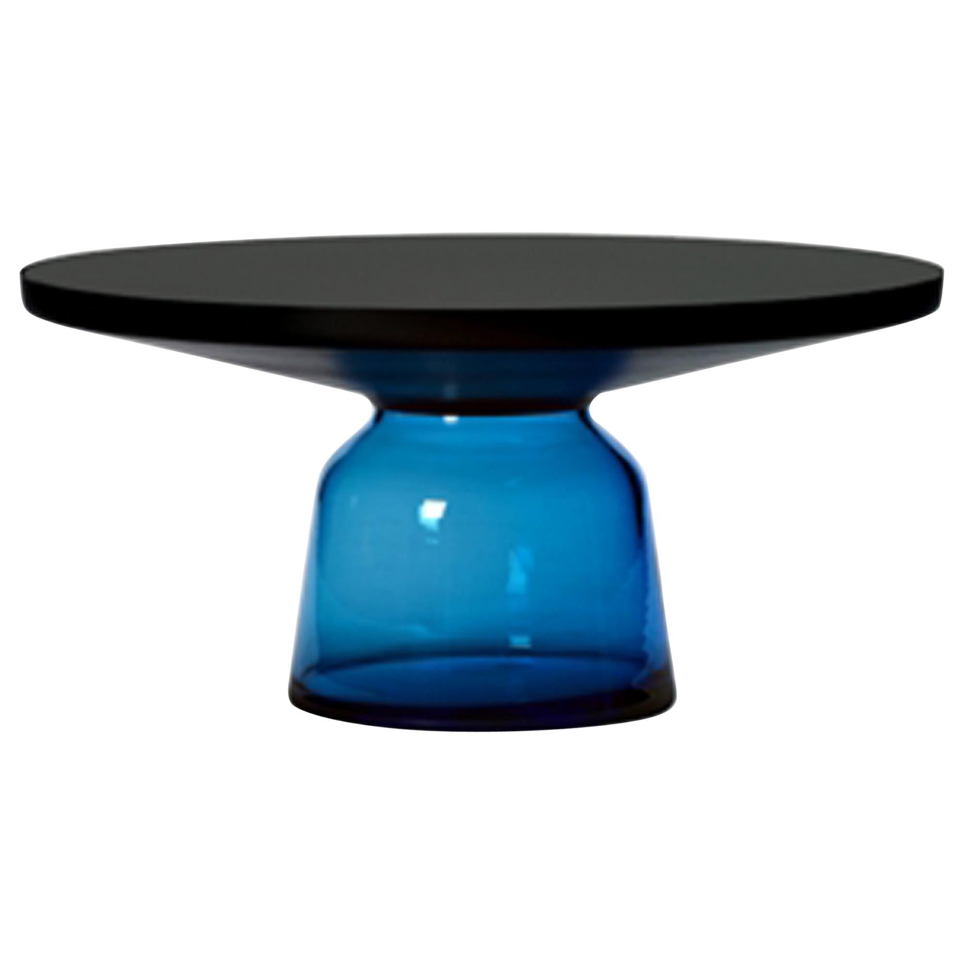Table basse ClassiCon Bell en noir et bleu saphir par Sebastian Herkner