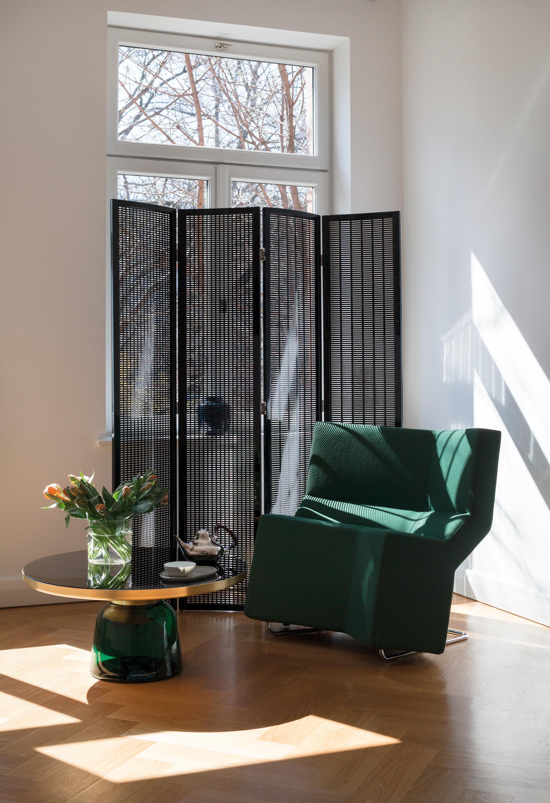 Verre brun Table basse ClassiCon Bell en cuivre et gris quartz de Sebastian Herkner en vente