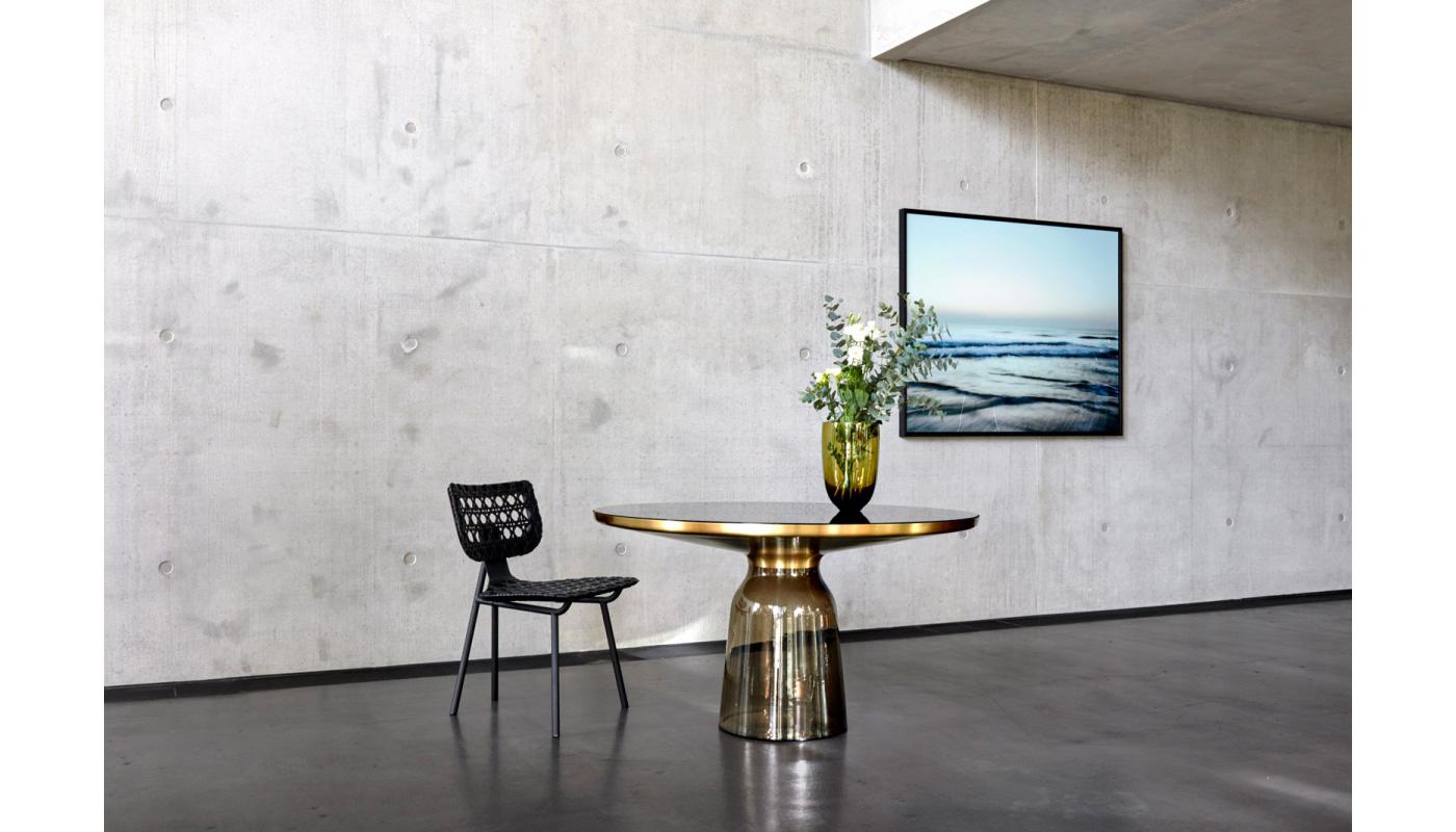 En 2020, Sebastian Herkner a complété sa collection désormais emblématique de tables d'appoint et de tables basses Bell par une version salle à manger.  Grâce à ses dimensions, il convient parfaitement comme table dans un salon-salle à manger et