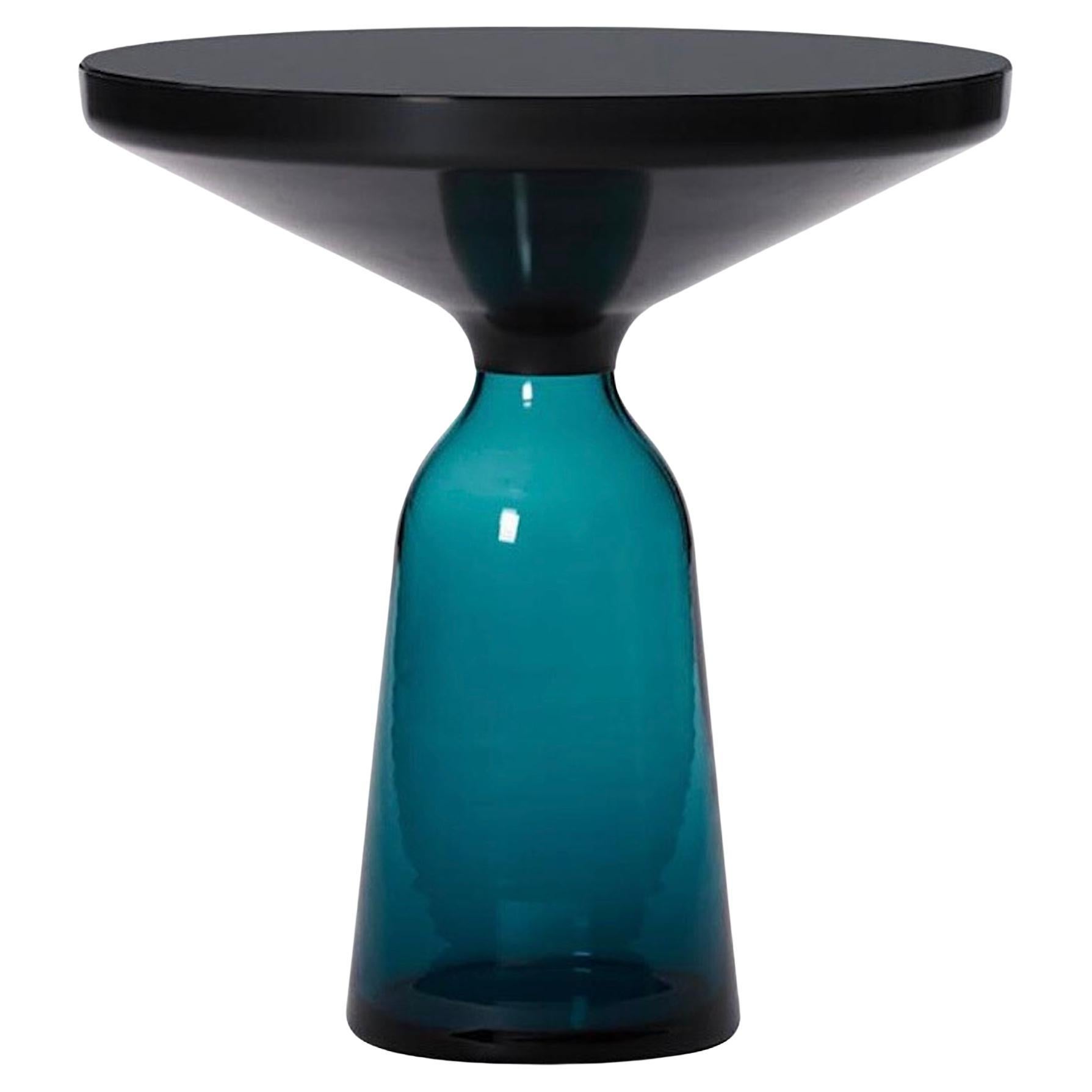 Mesa auxiliar ClassiCon Bell de Sebastian Herkner, cristal azul Montana y negro en venta