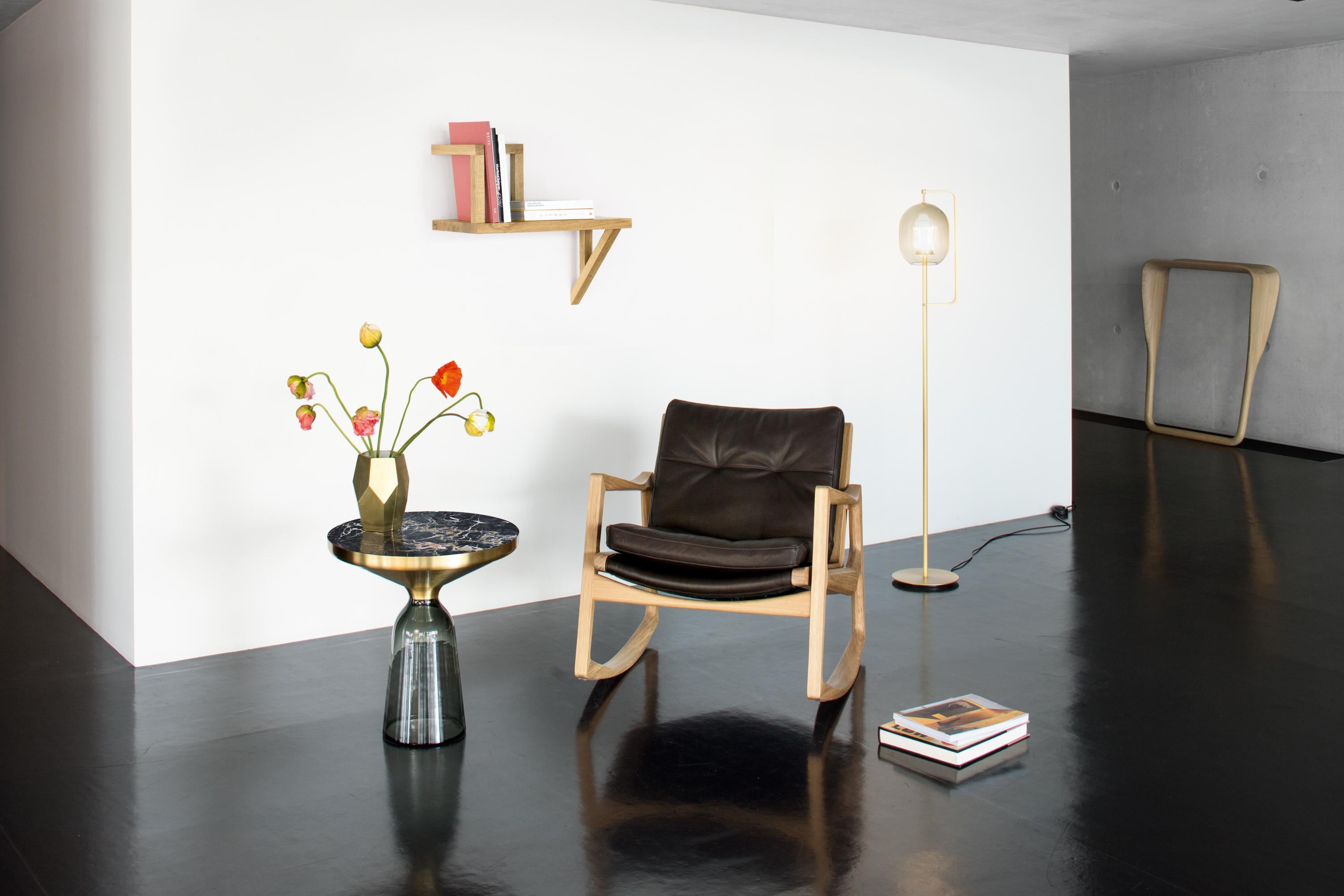 Fait main Table d'appoint ClassiCon Bell en laiton et gris quartz de Sebastian Herkner en vente