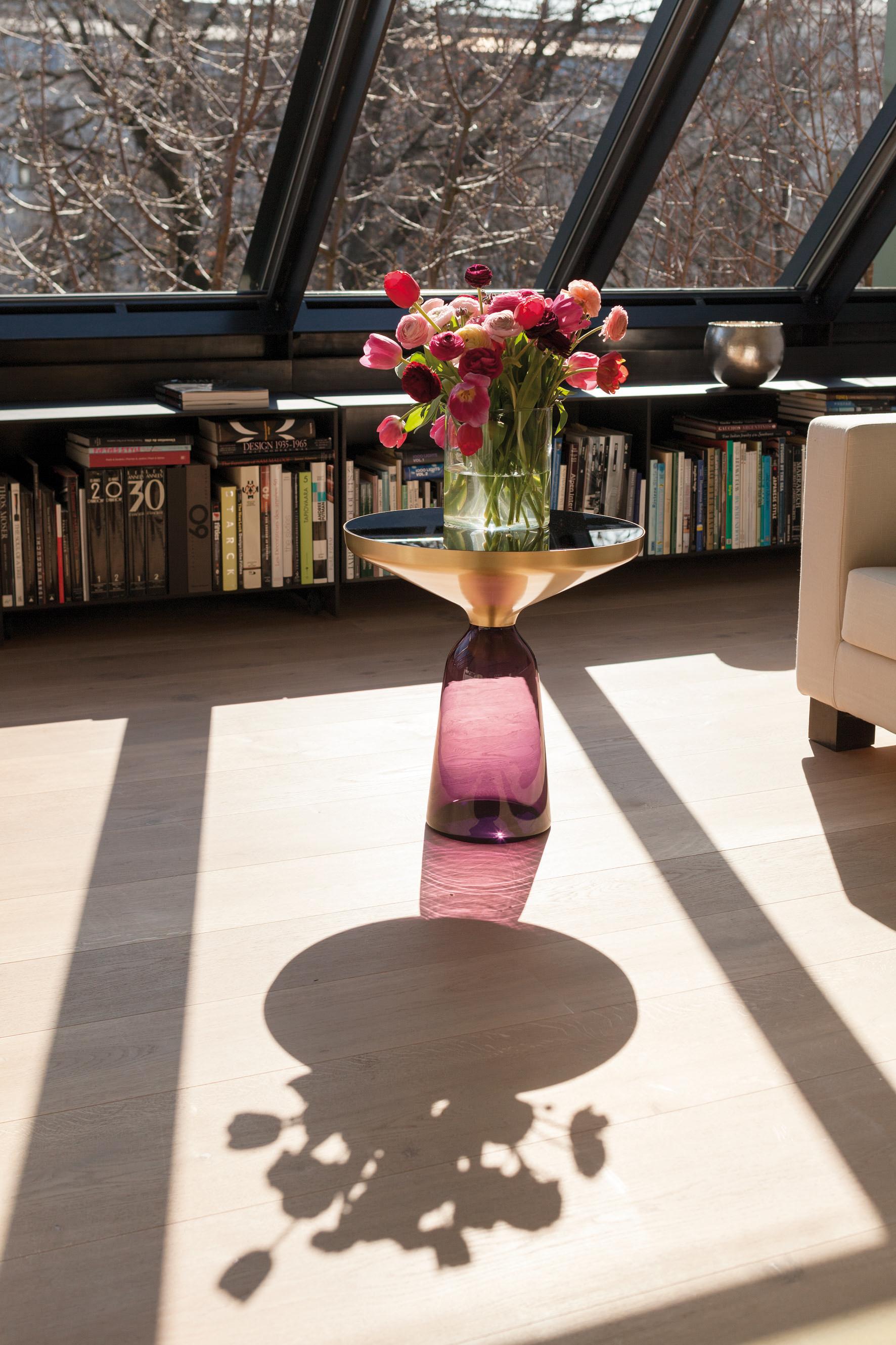 Table d'appoint ClassiCon Bell en laiton et gris quartz de Sebastian Herkner en vente 6